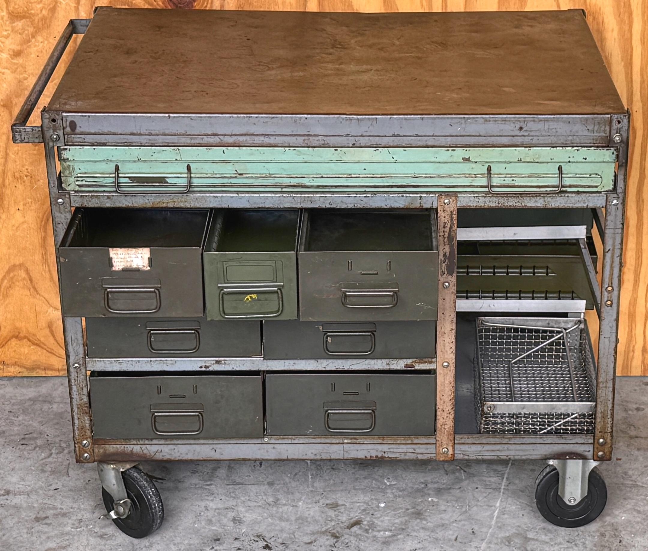 Vintage WWII Estación de trabajo industrial militar / Estación de servicio / Bar seco en venta 4