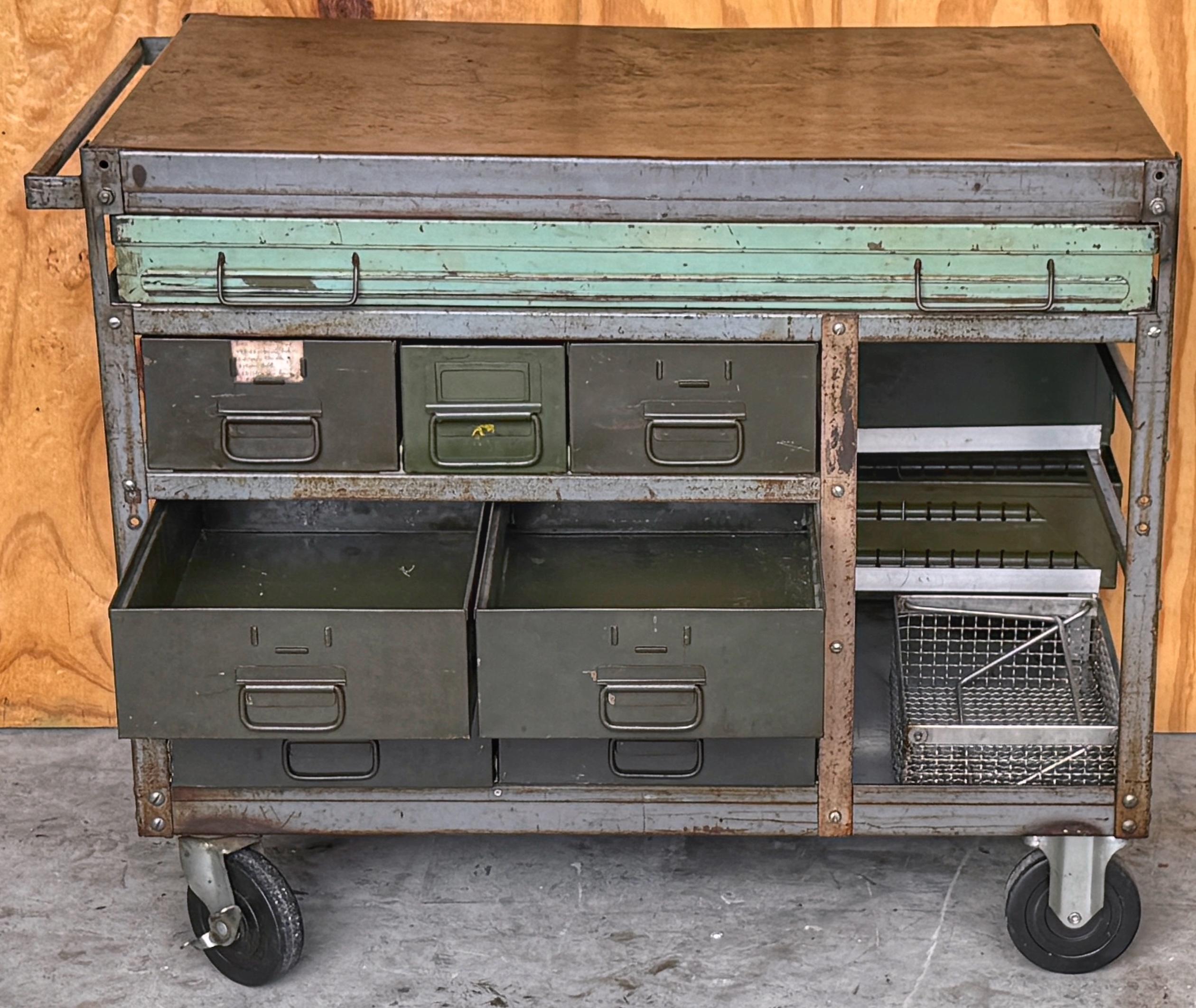 Vintage WWII Estación de trabajo industrial militar / Estación de servicio / Bar seco en venta 5