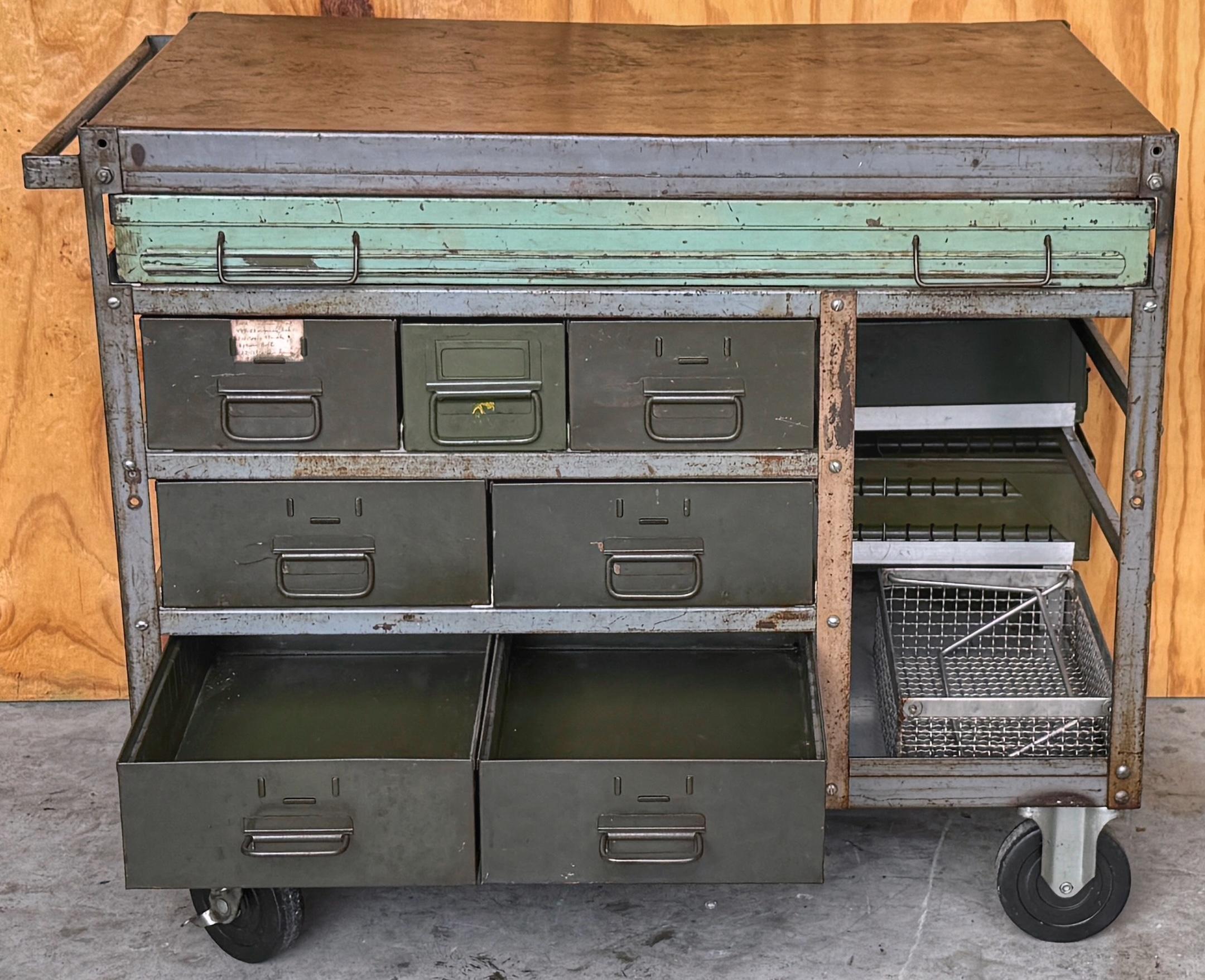 Vintage WWII Estación de trabajo industrial militar / Estación de servicio / Bar seco en venta 6