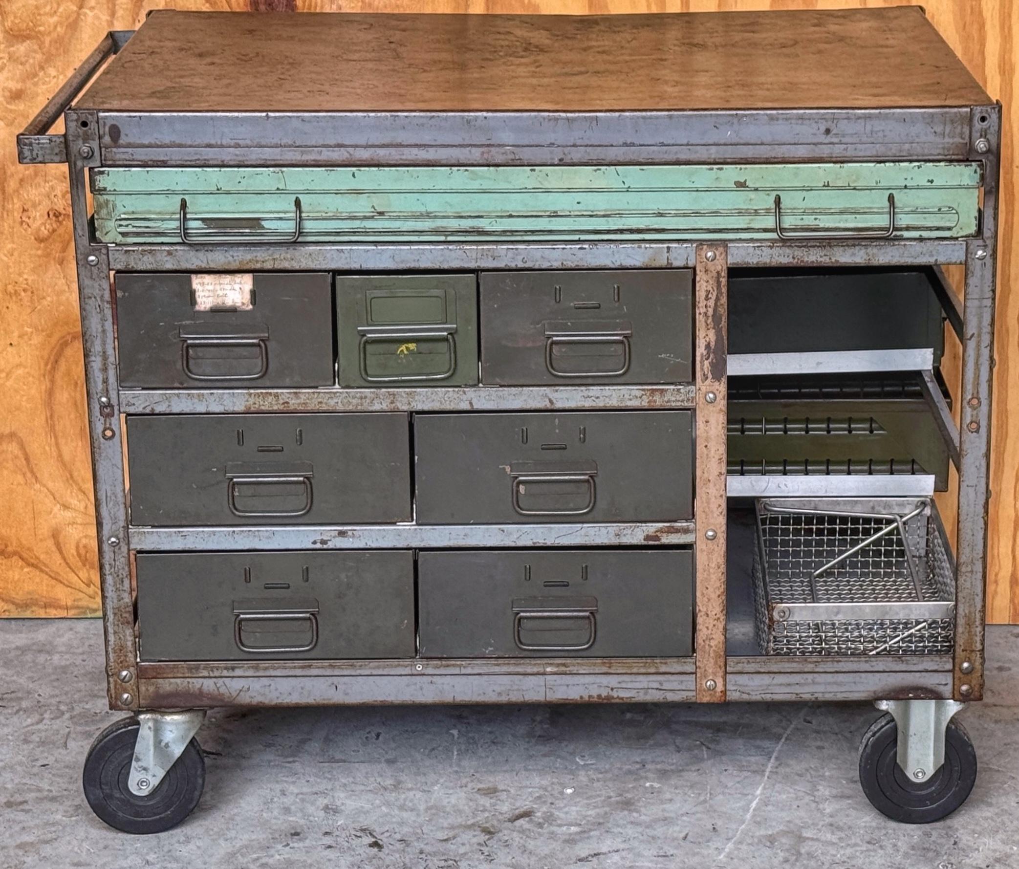 Vintage WWII Estación de trabajo industrial militar / Estación de servicio / Bar seco en venta 7