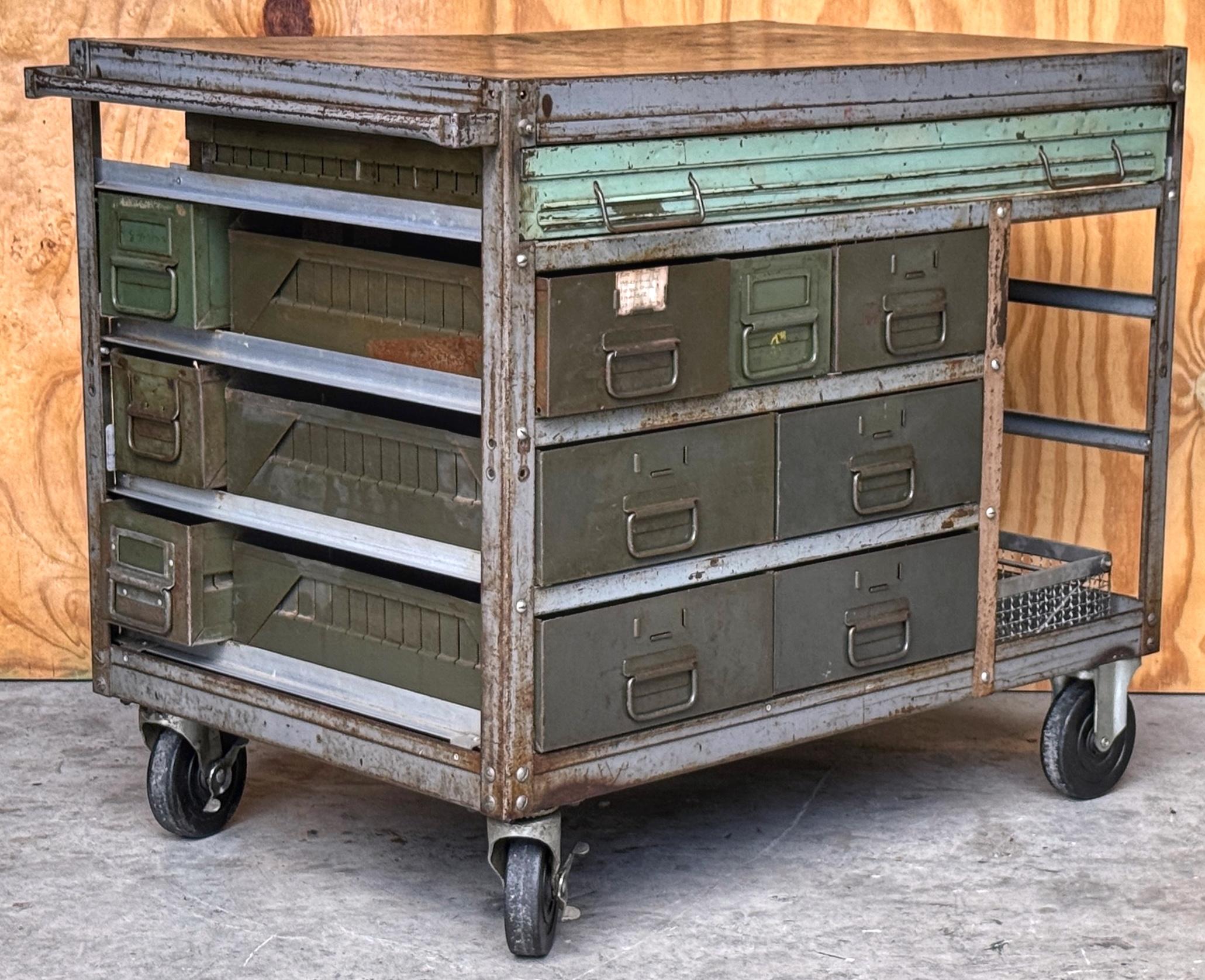 Vintage WWII Military Industrial Workstation Cart-Ideal Conversion Dry Bar/Serving Cart/Kitchen Island with Multi-Drawer Configuration

Esta estación de trabajo industrial militar vintage de la época de la Segunda Guerra Mundial es una pieza rara y