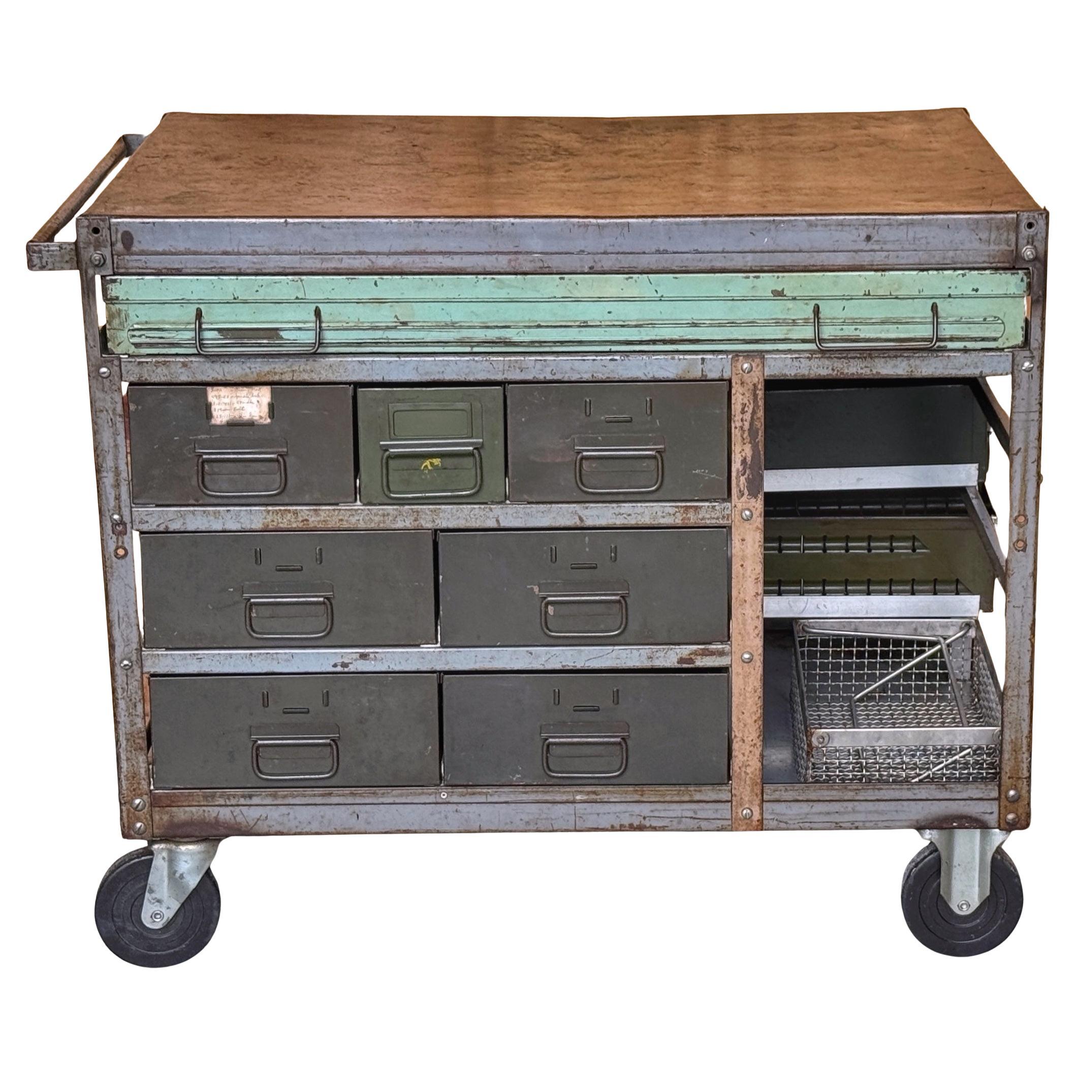 Vintage WWII Estación de trabajo industrial militar / Estación de servicio / Bar seco Industrial en venta