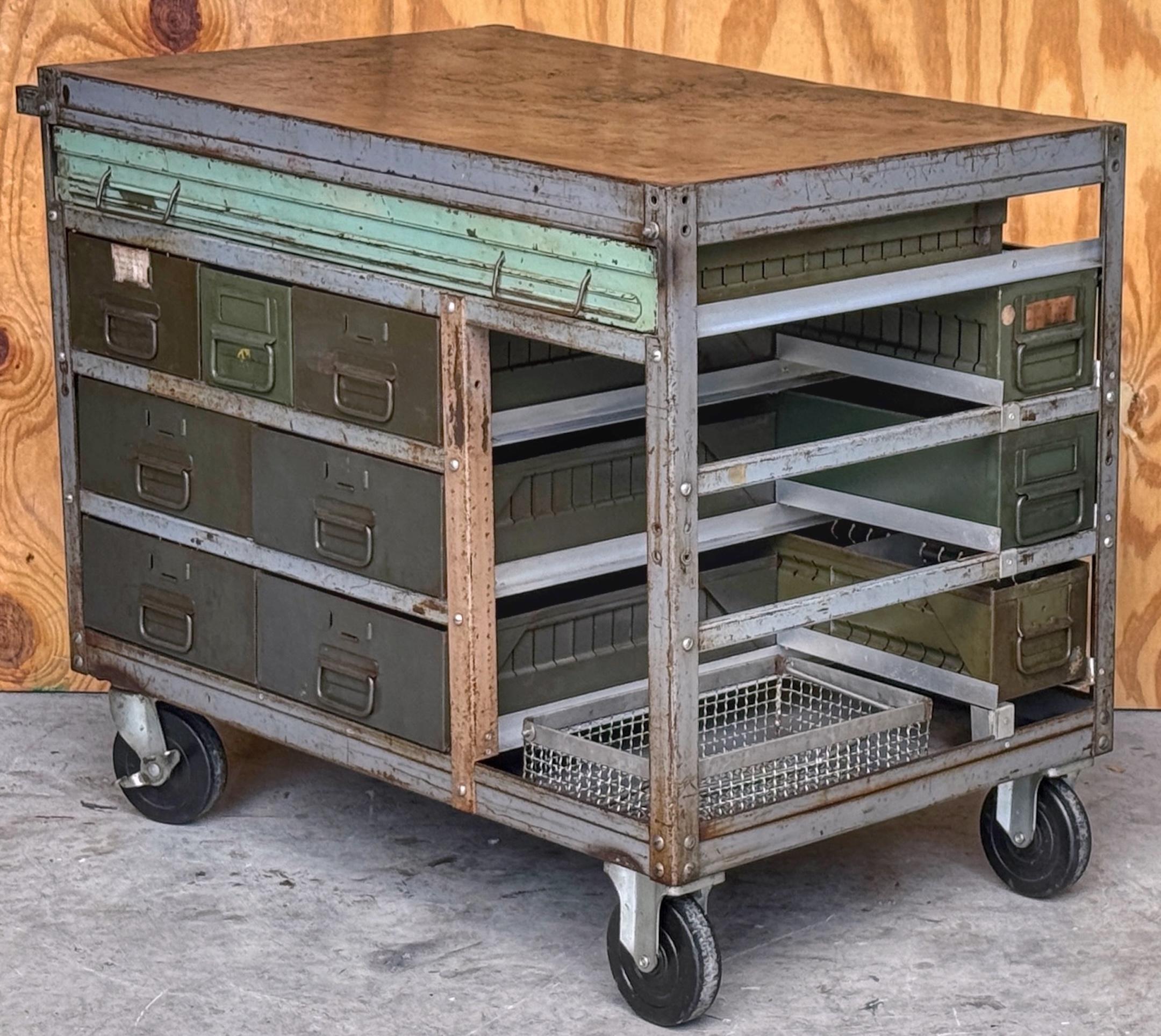 Vintage WWII Estación de trabajo industrial militar / Estación de servicio / Bar seco Estadounidense en venta