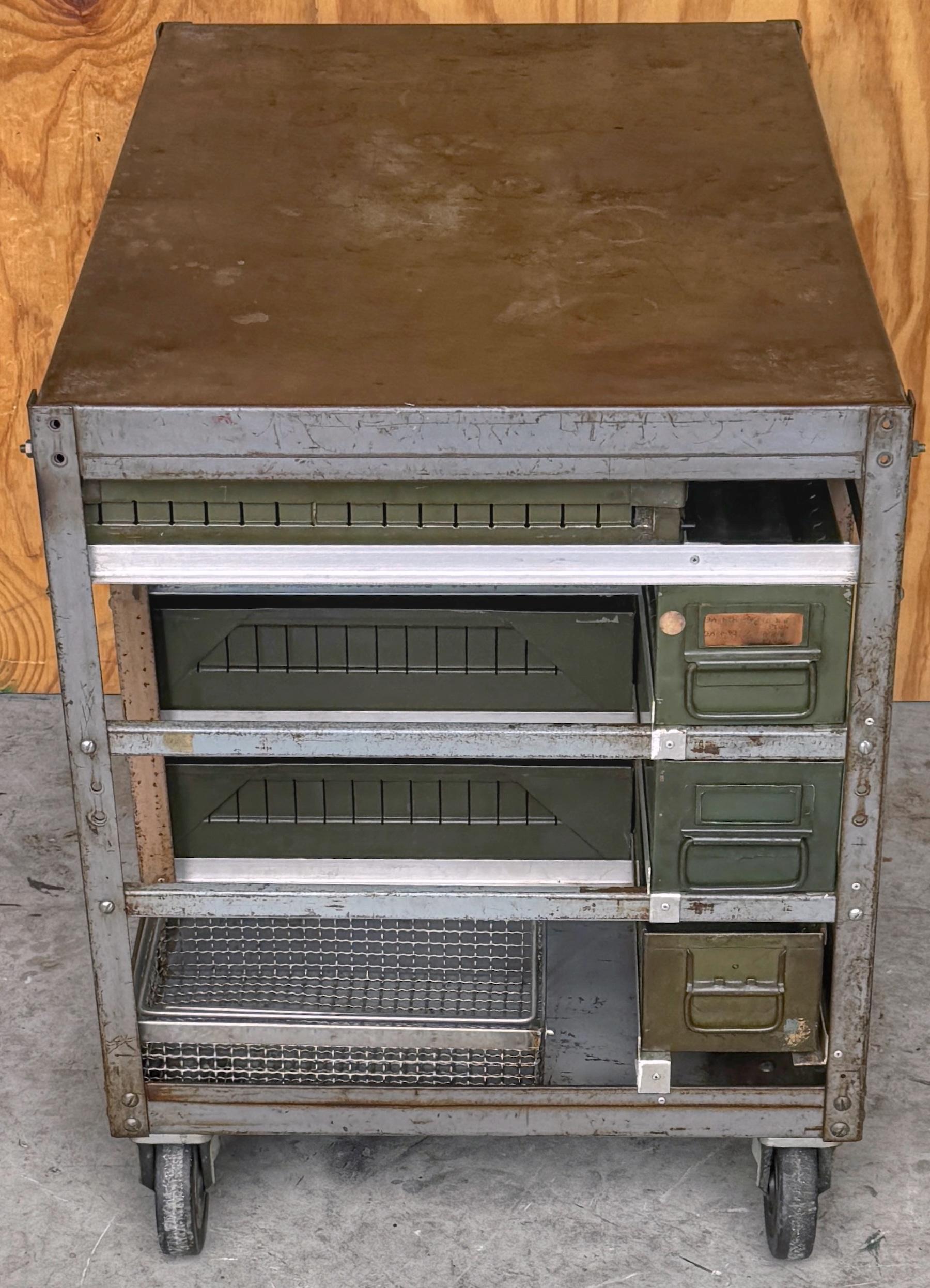 Vintage WWII Estación de trabajo industrial militar / Estación de servicio / Bar seco Forjado en venta