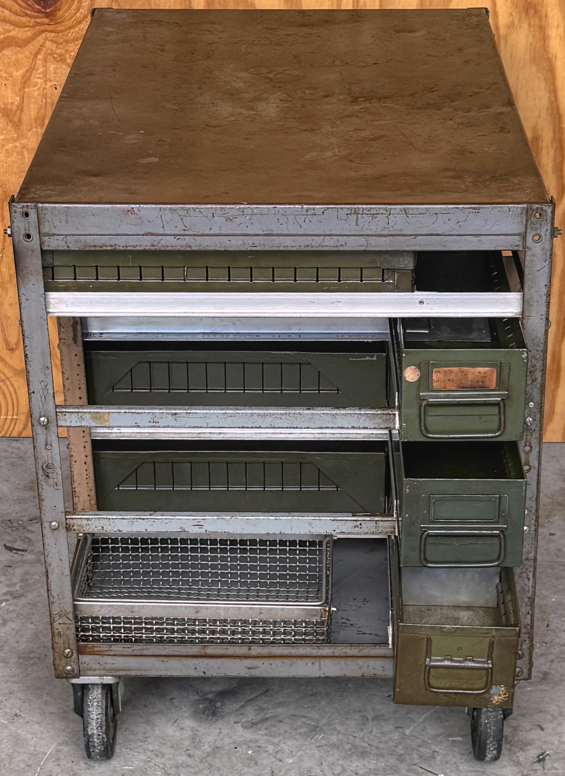 Vintage WWII Estación de trabajo industrial militar / Estación de servicio / Bar seco en Bueno estado para la venta en West Palm Beach, FL