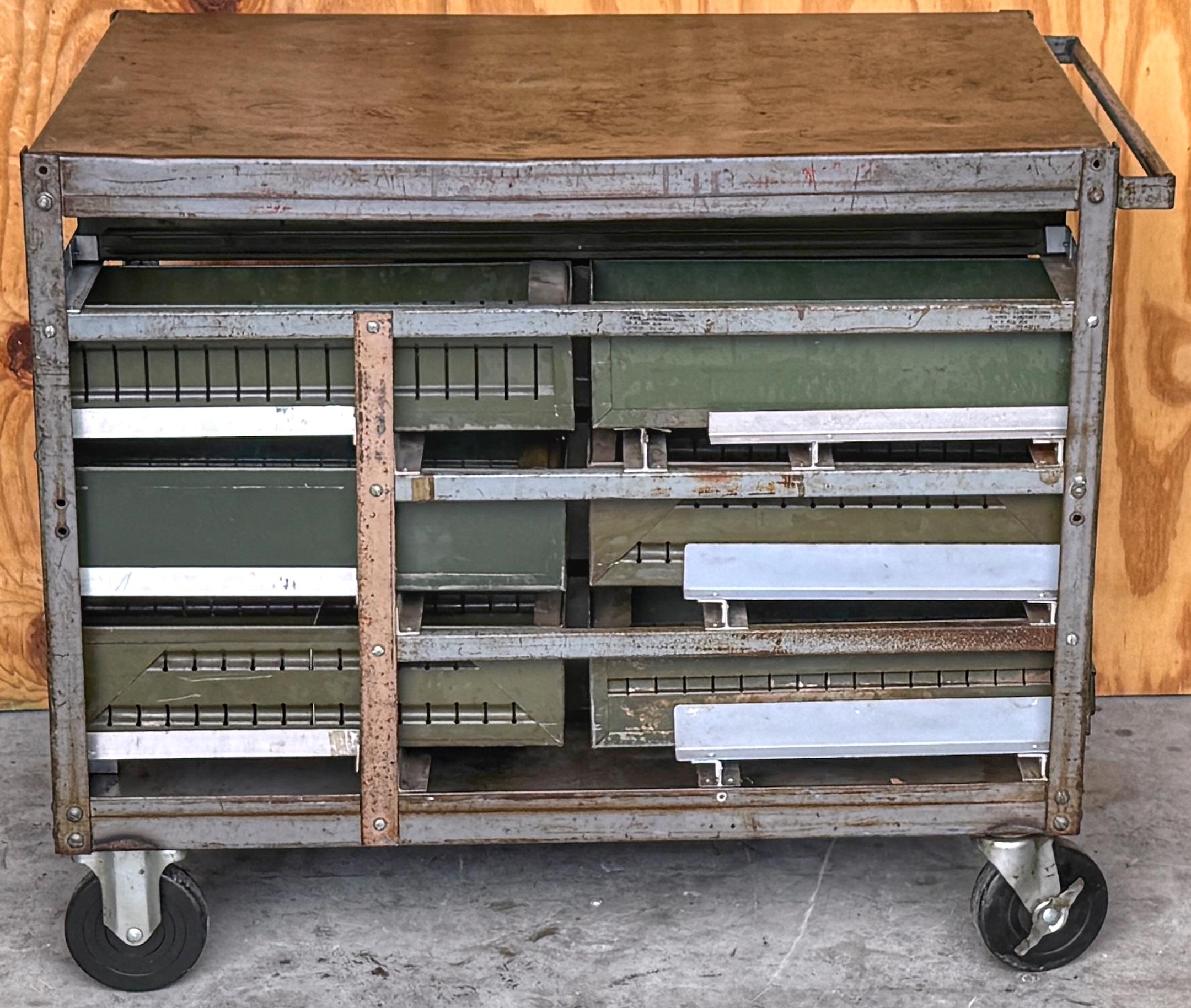 Vintage WWII Estación de trabajo industrial militar / Estación de servicio / Bar seco siglo XX en venta