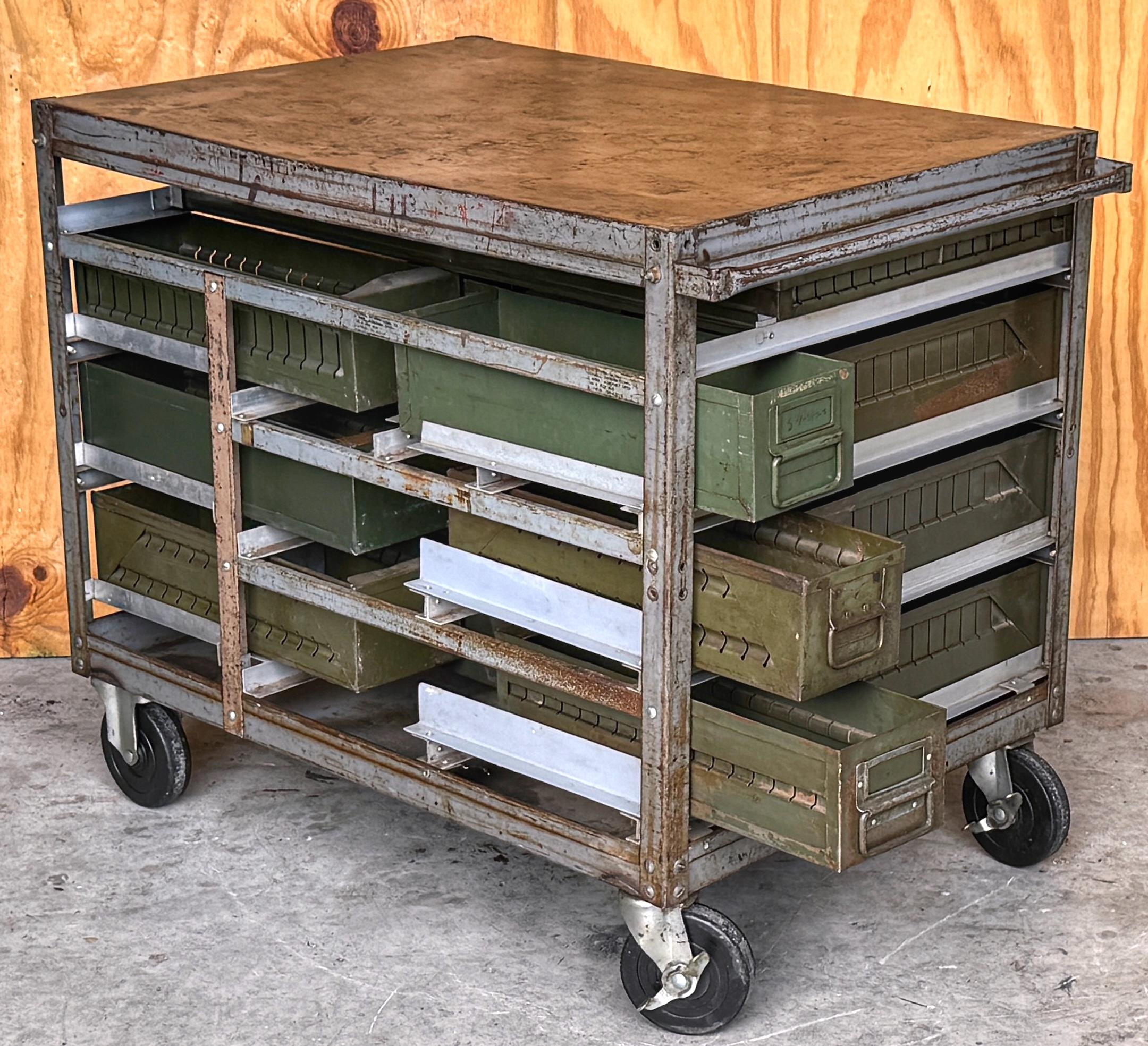 Vintage WWII Estación de trabajo industrial militar / Estación de servicio / Bar seco Metal en venta