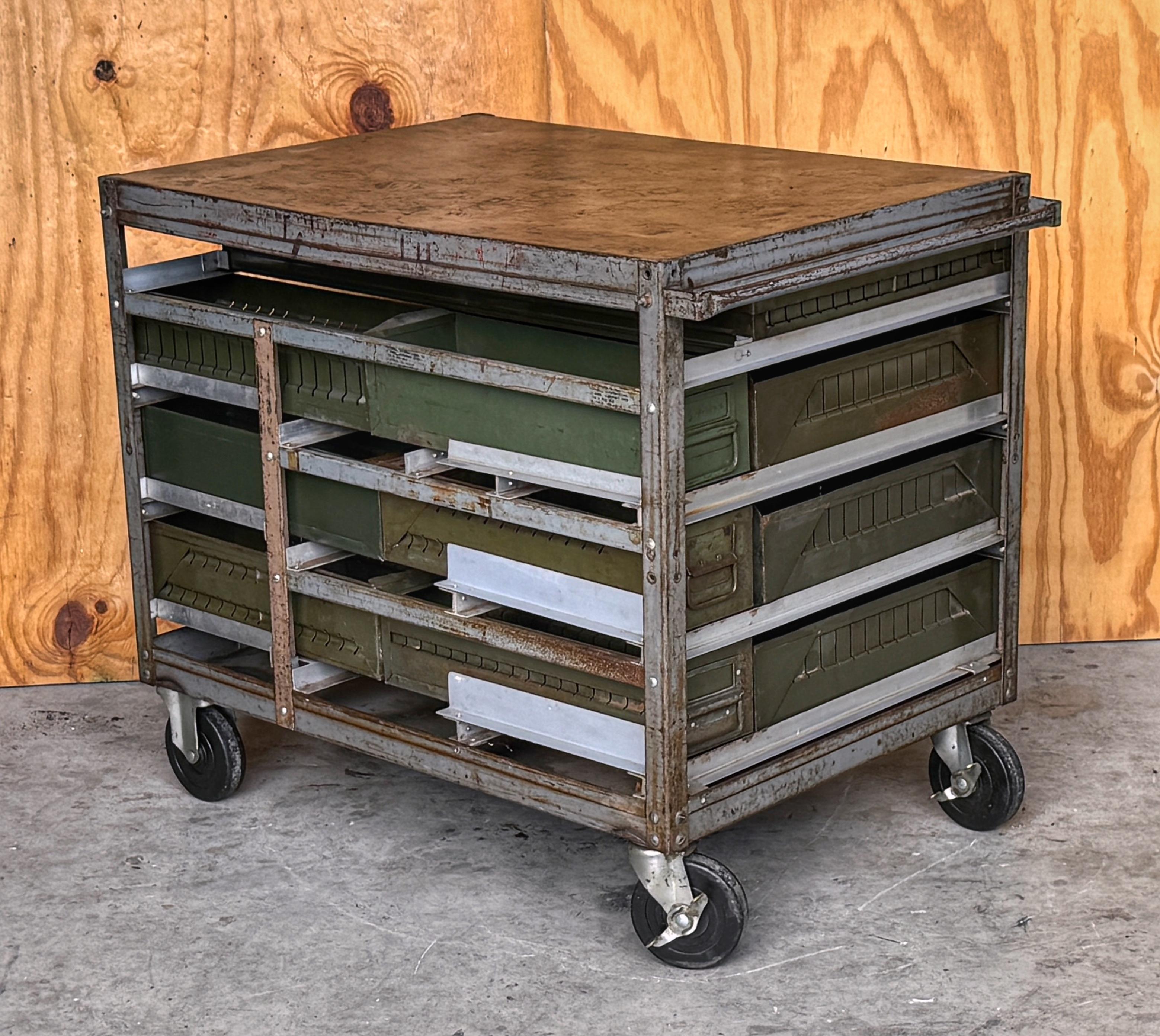 Vintage WWII Estación de trabajo industrial militar / Estación de servicio / Bar seco en venta 1