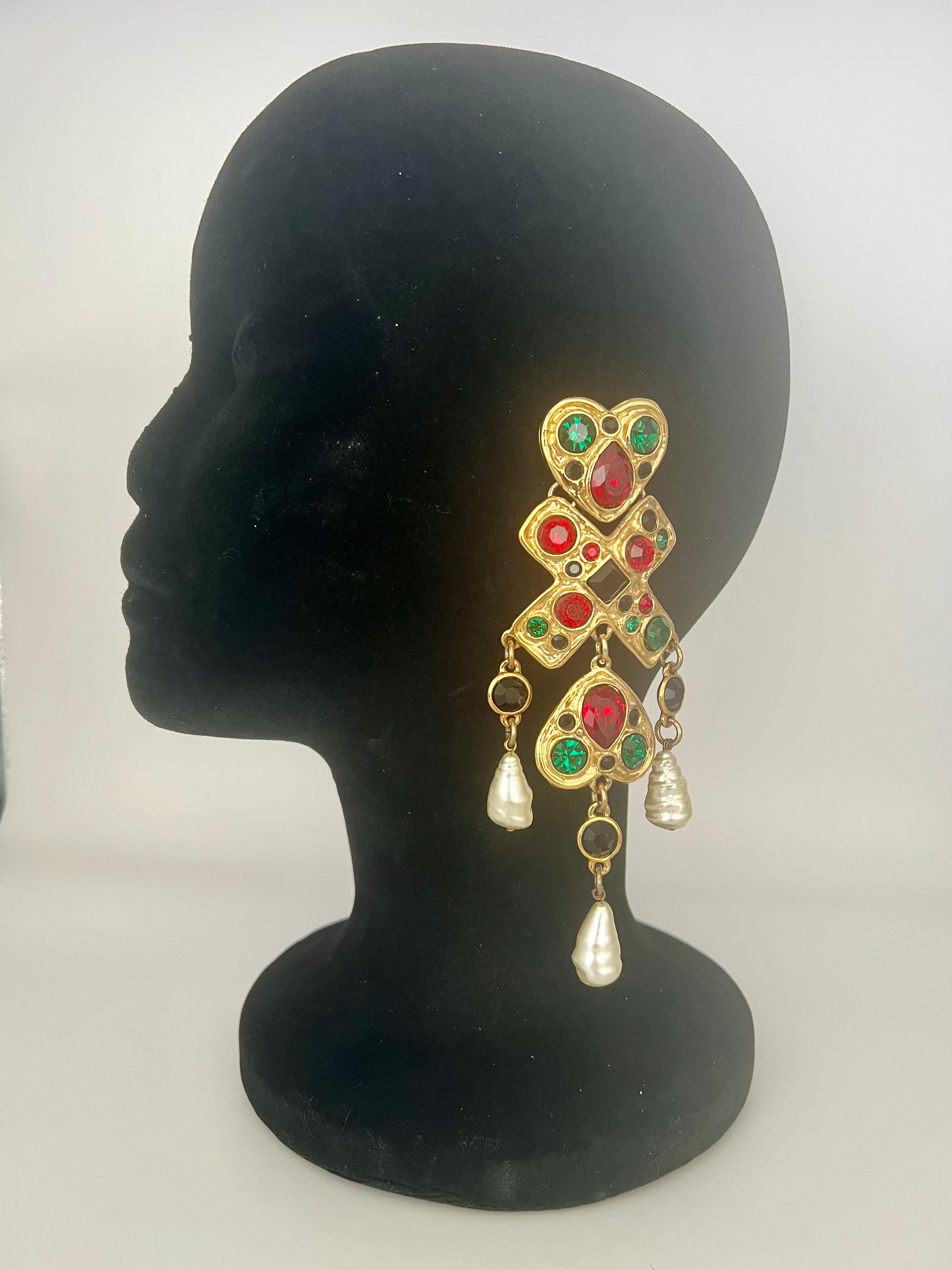Ein bemerkenswertes Set französischer Vintage-Ohrringe von Christian Lacroix. Diese Ohrringe aus vergoldetem Metall in Herz- und X-Form sind mit großen Smaragden und Rubinen aus Glasimitat besetzt, die durch weiße Glasimitatperlen ergänzt werden.