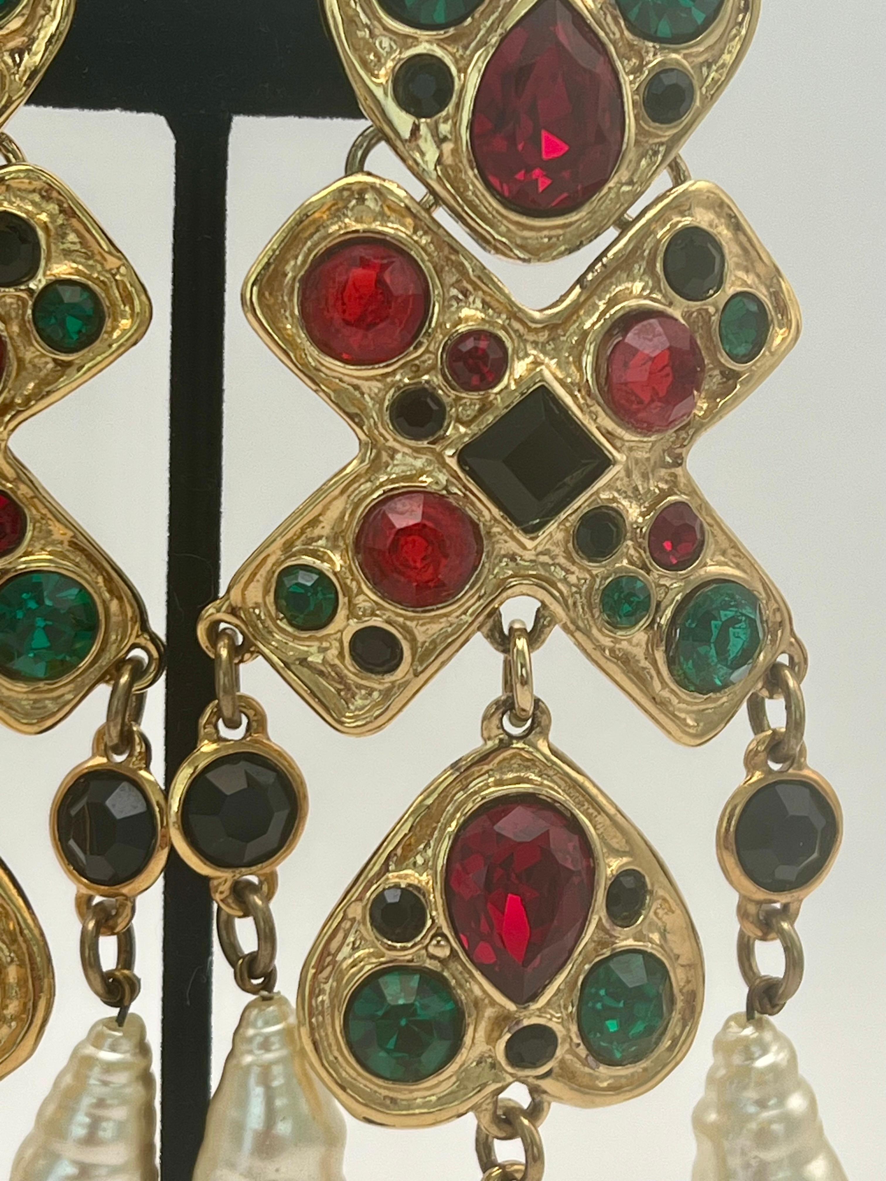 Vintage XL Christian Lacroix Vergoldete Juwelen-Perlen-Kronleuchter-Ohrringe, Statement-Ohrringe, Vintage (Kunsthandwerker*in) im Angebot