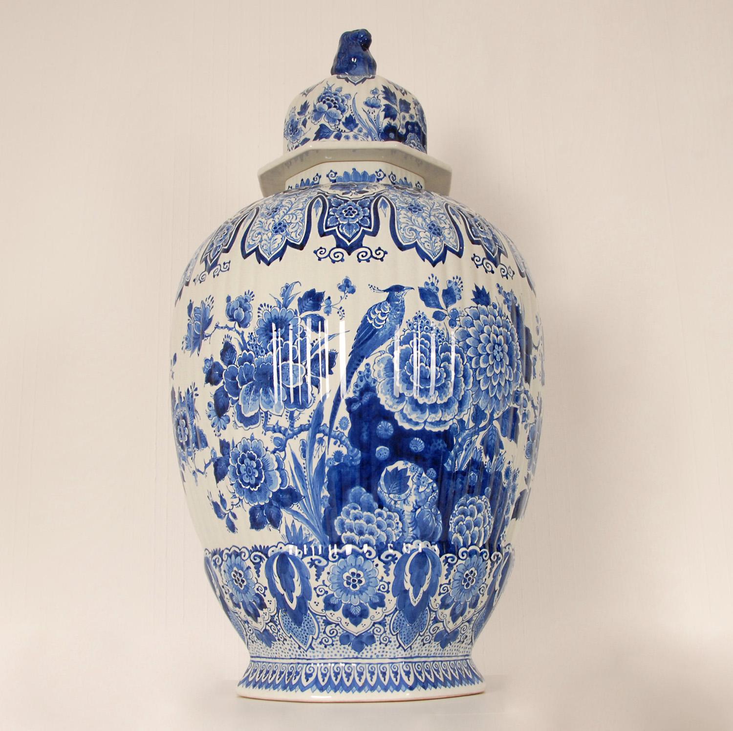 A extremely rare tall ( almost a meter) Dutch Delftware Royal Delft vase - Urn.
Tall decorative covered baluster vase on an octagonal foot.
The vase is hand crafted and hand painted in enchanting blue colors, blue camaieu.
All over floral decoration