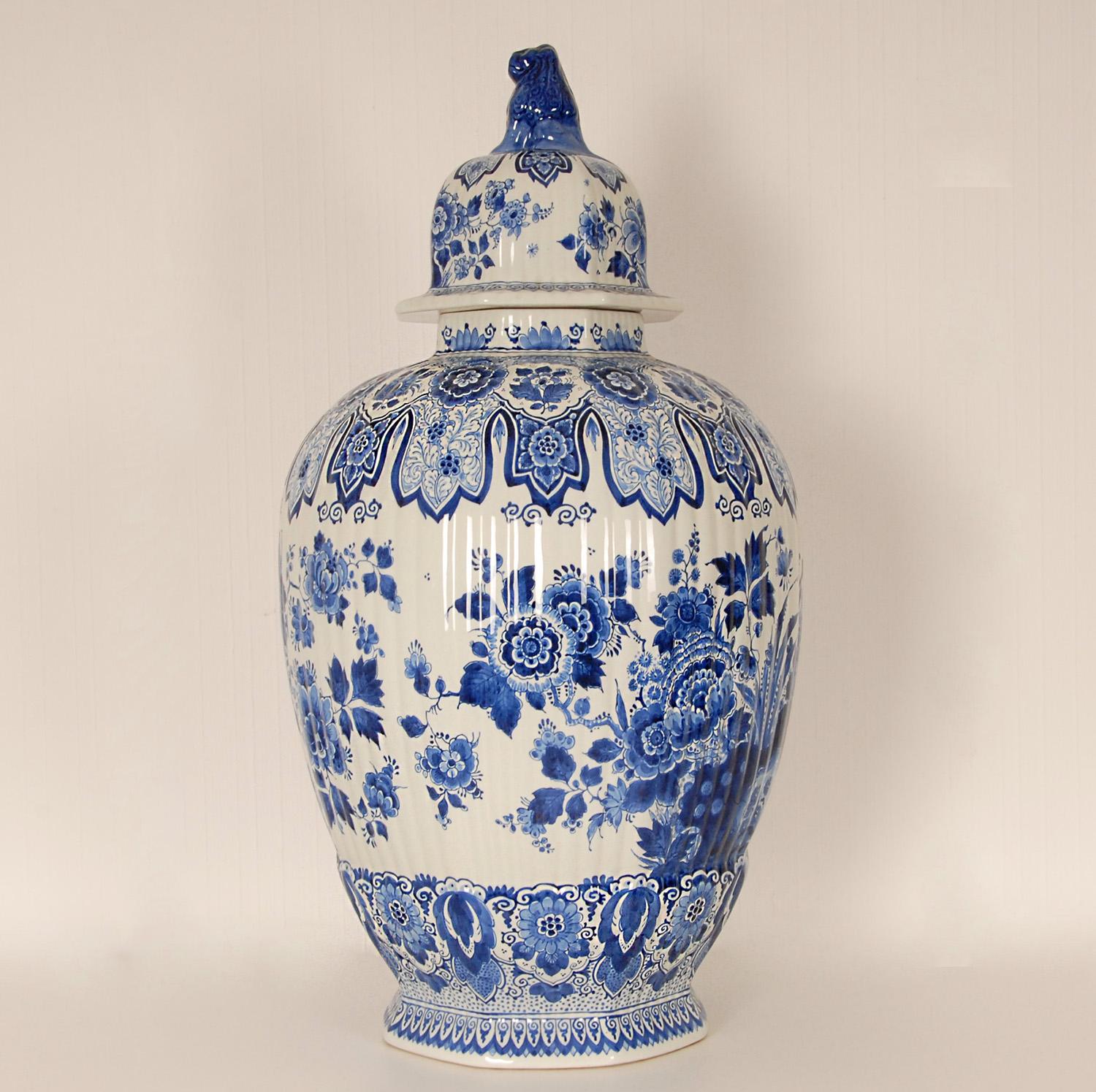 Vintage XL Delft Vase Royal Delft Covered Jar Blue White Delftware Chinoiserie In Good Condition In Wommelgem, VAN