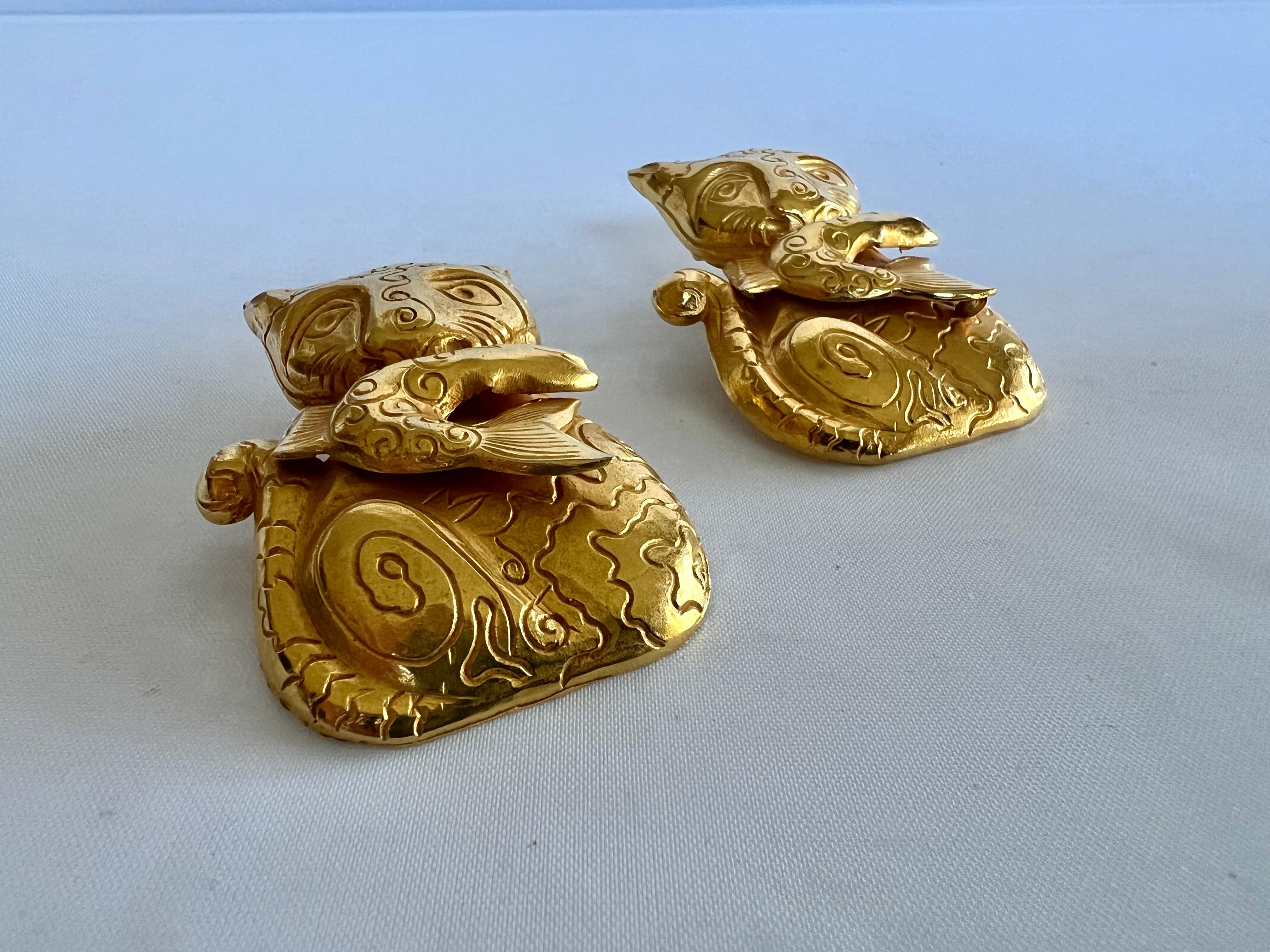 Seltene stilisierte Jumbo-Ohrringe aus vergoldetem Metall in Form einer Katze und eines Fisches von Isabel Canovas.