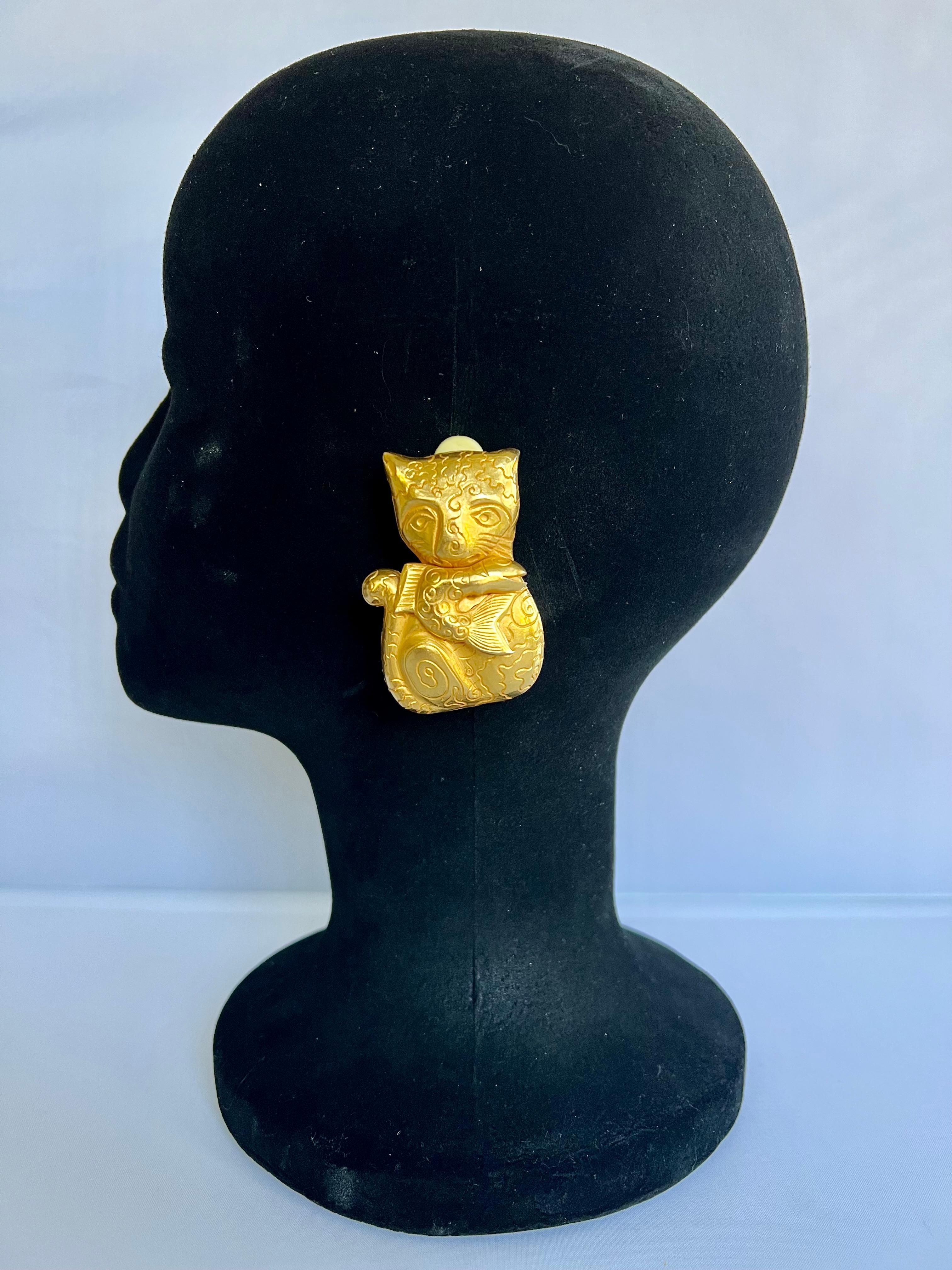Vergoldete Vintage XL-Ohrringe mit stilisierter Katze und Fisch von Isabel Canovas  Damen im Angebot