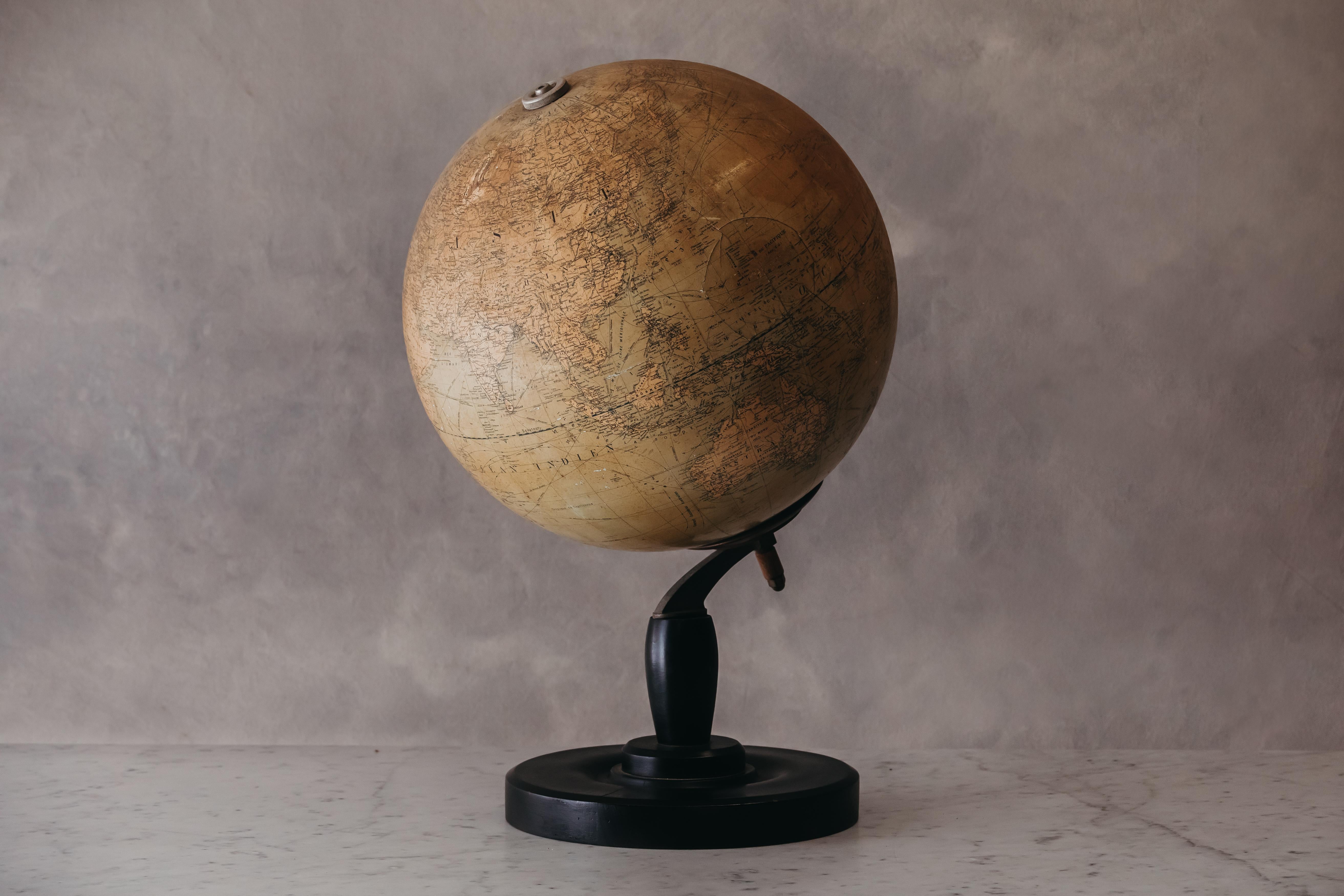 Européen Globe terrestre XL vintage de France, Circa 1950 en vente