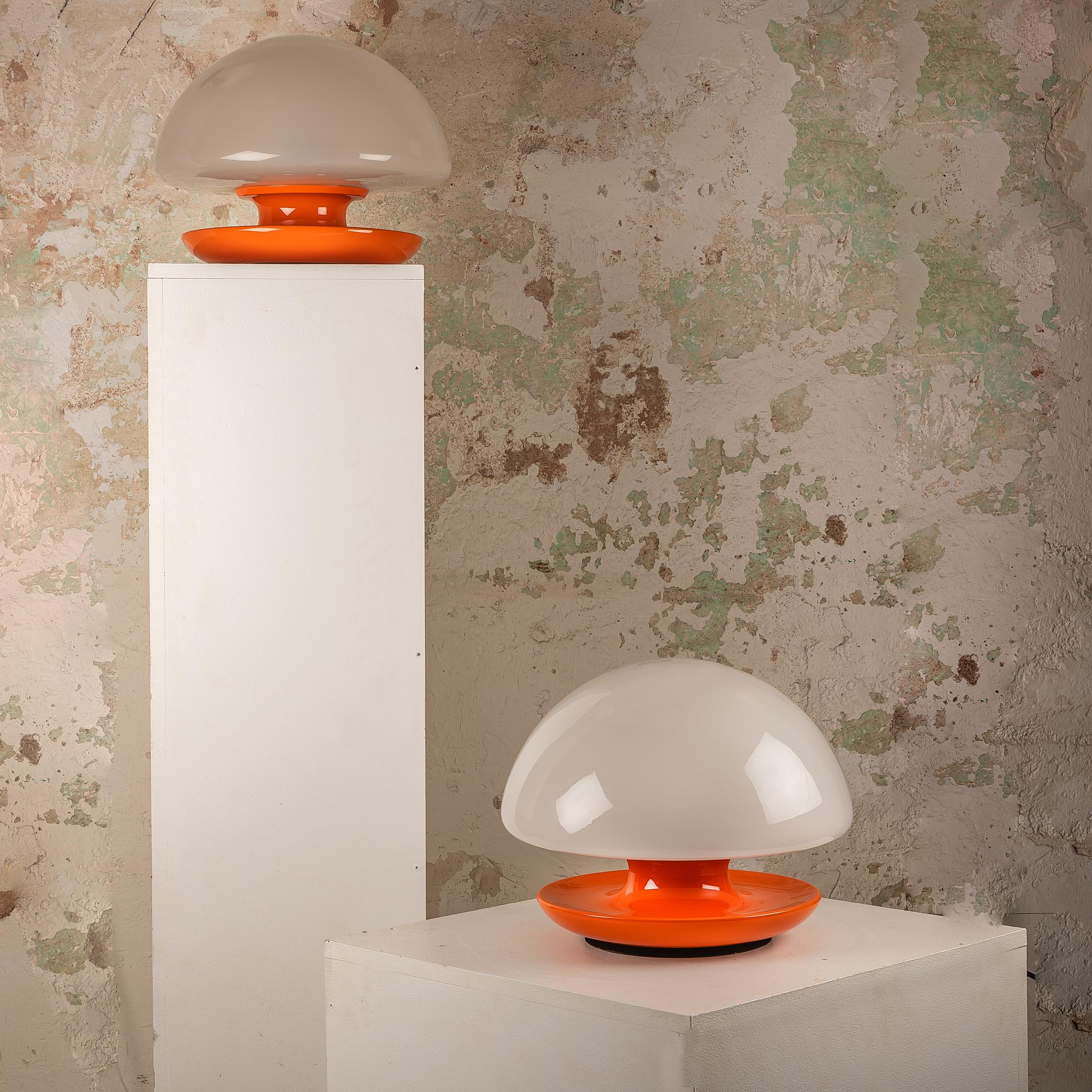 Purchasing a Vintage XL Orange Mushroom lamp by Vittorio Balli & Romeo Ballardini for Sirrah from the 1970s offers numerous benefits:

Historical Significance and Design Legacy
This lamp is crafted by renowned designers from the 1970s, a vibrant era