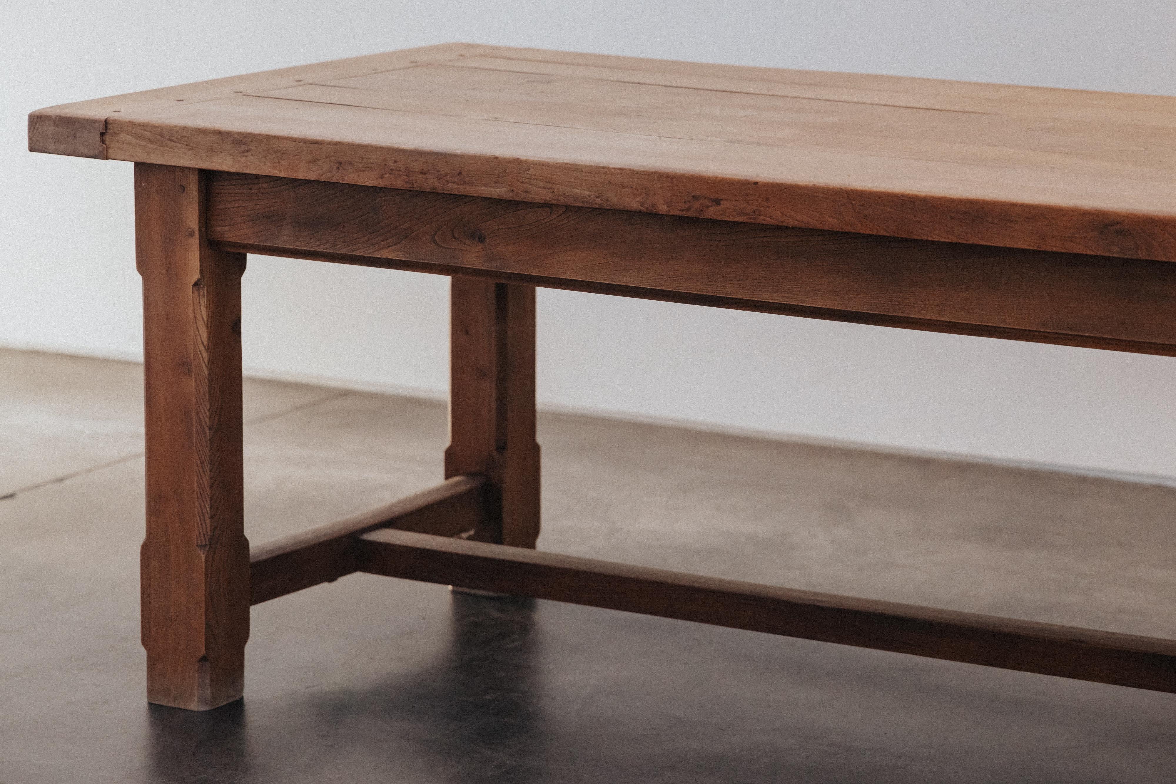 Mesa de granja vintage XL de roble procedente de Francia, circa 1940.  Construcción de roble macizo con ligero desgaste y uso.