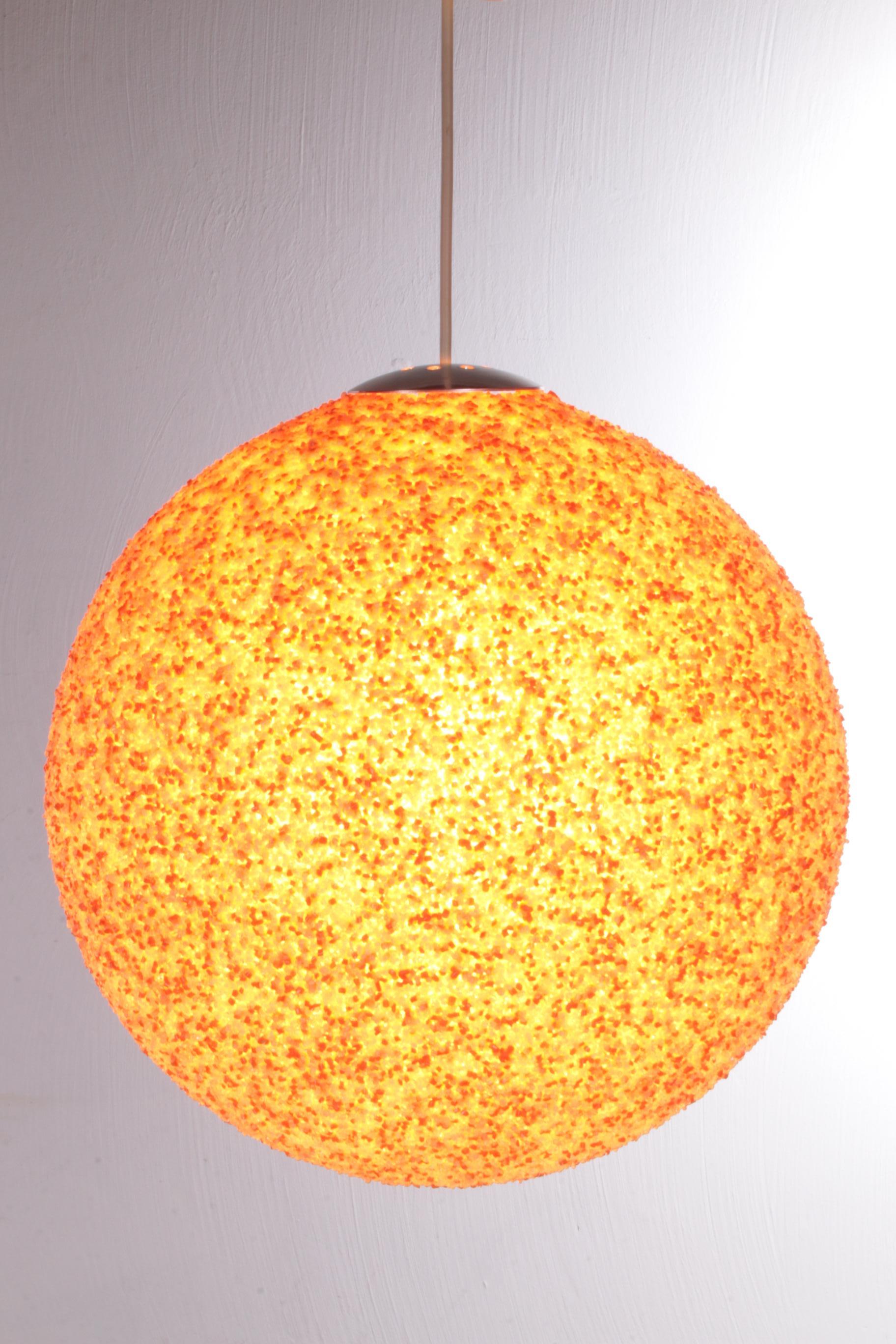 Lampe suspendue orange XL, années 1960 Bon état - En vente à Oostrum-Venray, NL