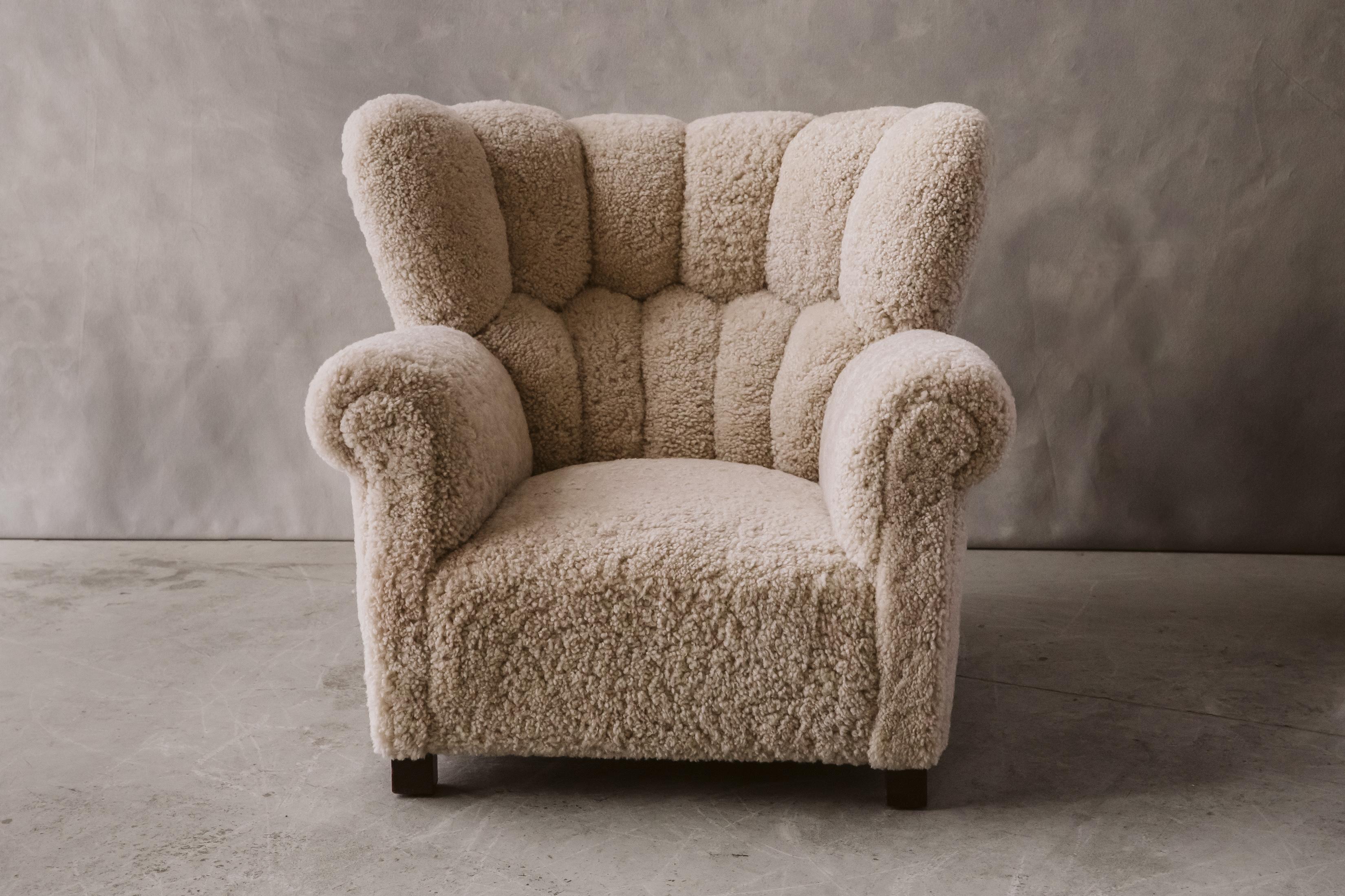 Vintage XL shearling cabinetmaker chair From Denmark, circa 1950. Large model, later upholstered in Denmark in premium shearling. Excellent condition.

 
 