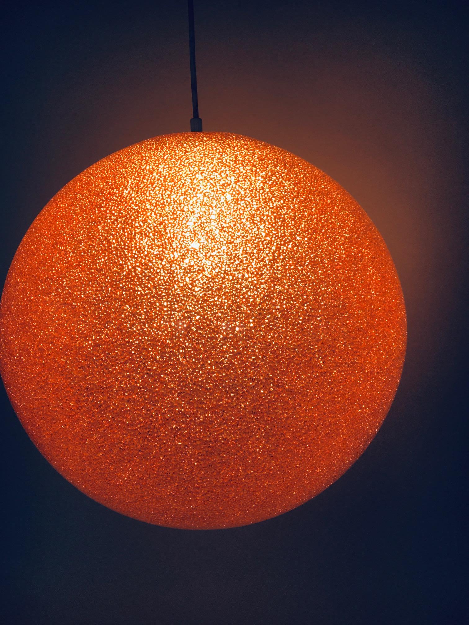 Lampe à suspension vintage XL sphérique en résine orange, Italie, années 1960 3