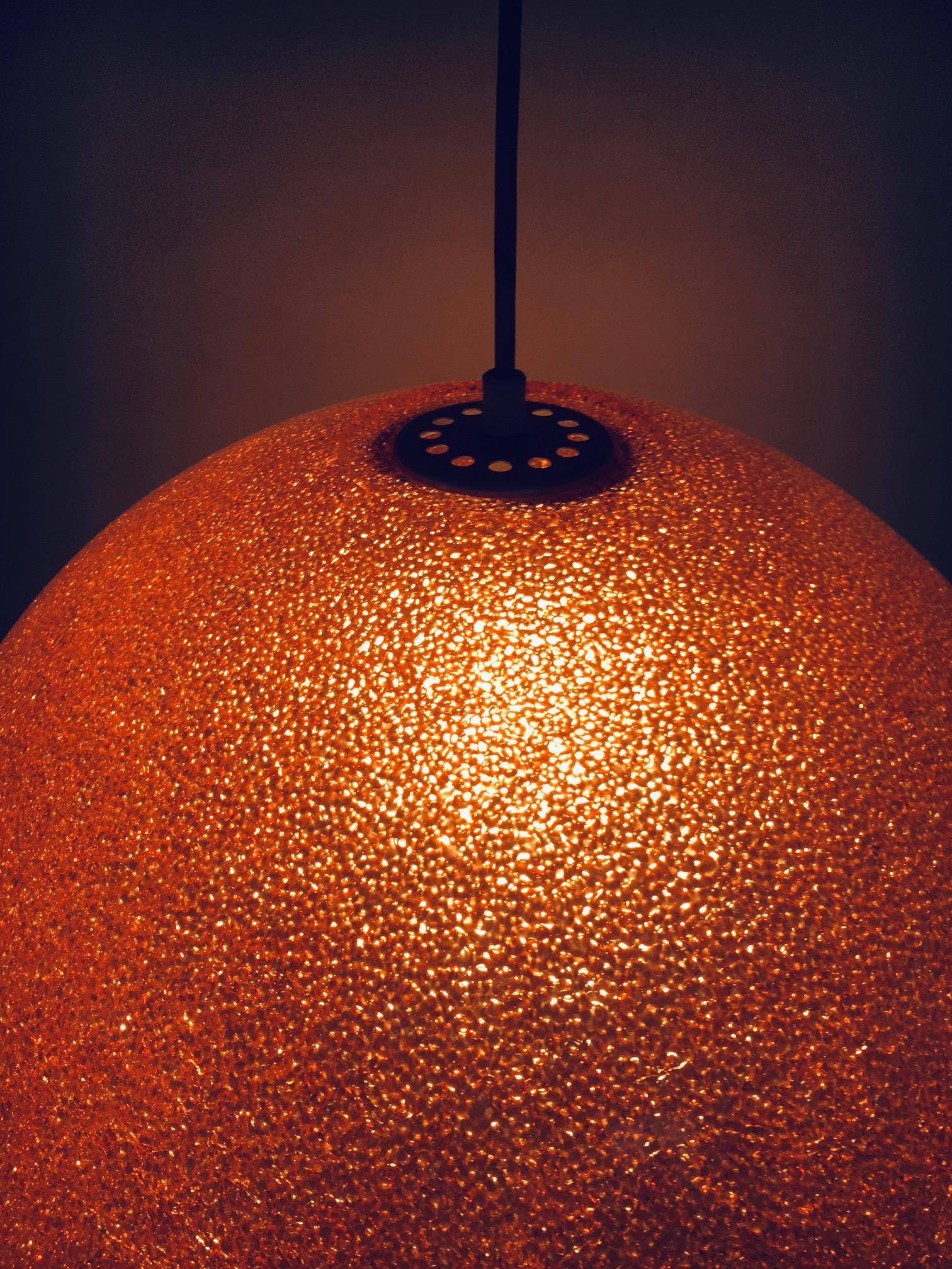 Lampe à suspension vintage XL sphérique en résine orange, Italie, années 1960 5