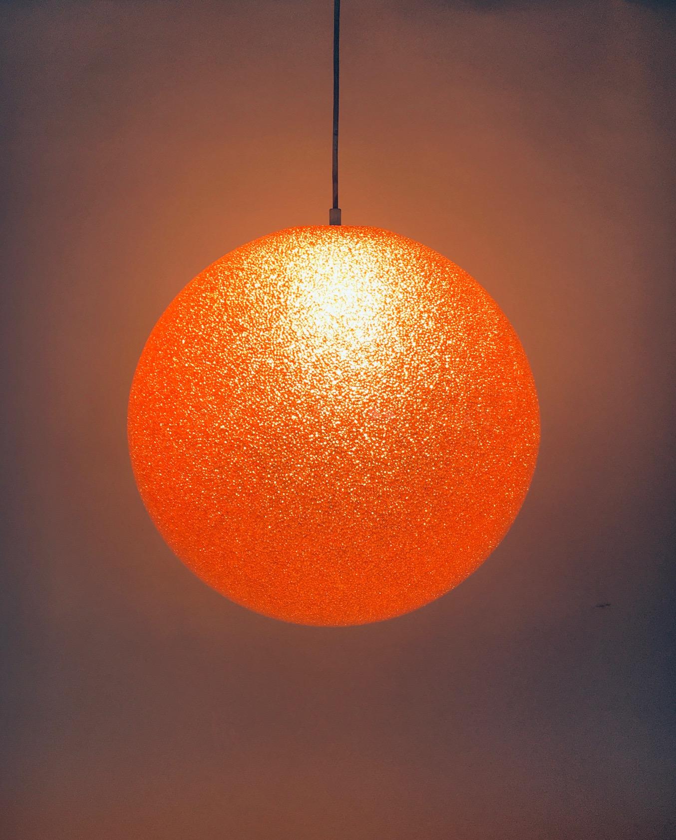 Mid-Century Modern Lampe à suspension vintage XL sphérique en résine orange, Italie, années 1960