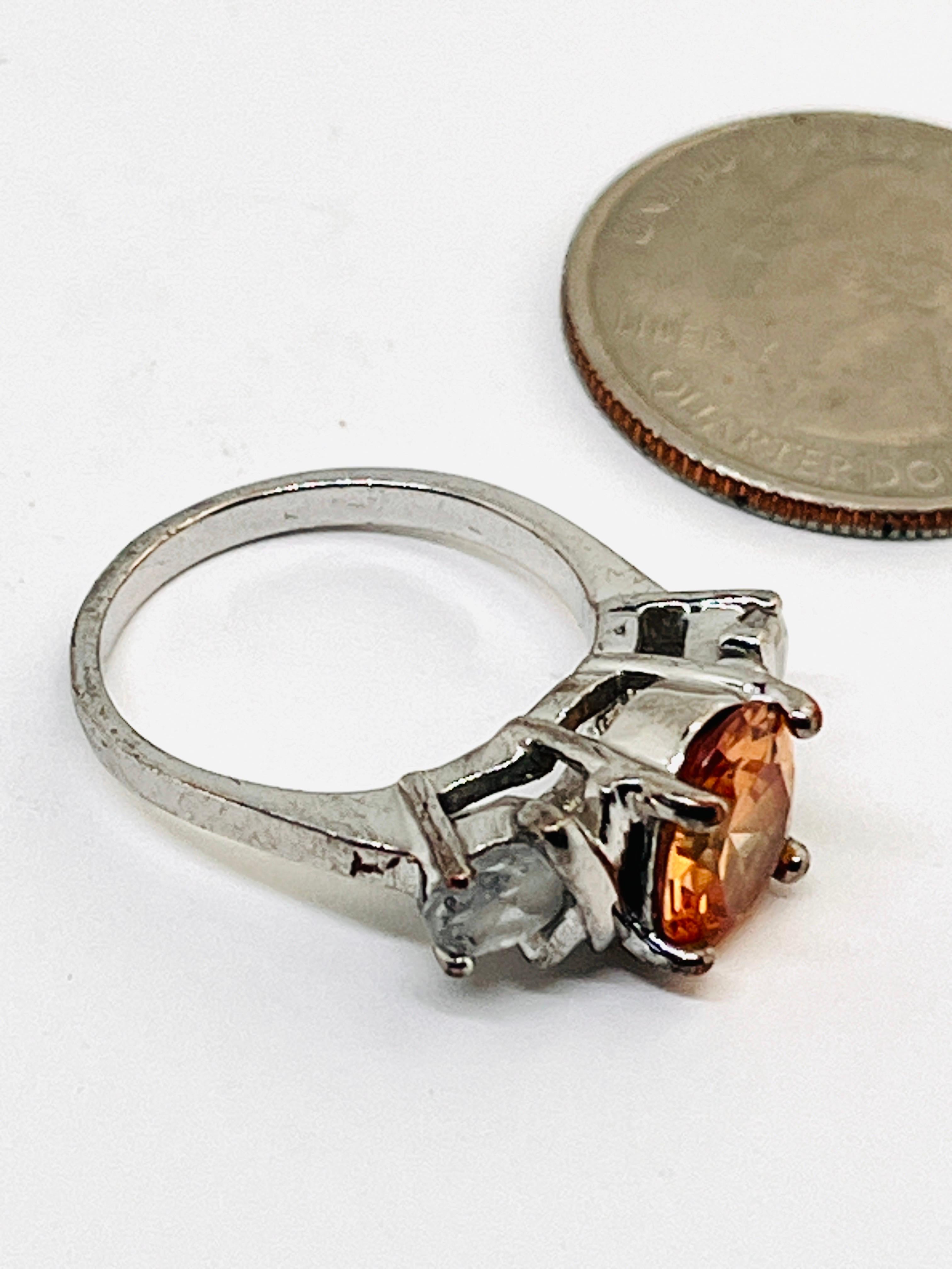 Anello XO vintage in arancione caldo e CZ trasparenti, montatura Hug & Kiss in ottone, misura 7,25 in vendita 5
