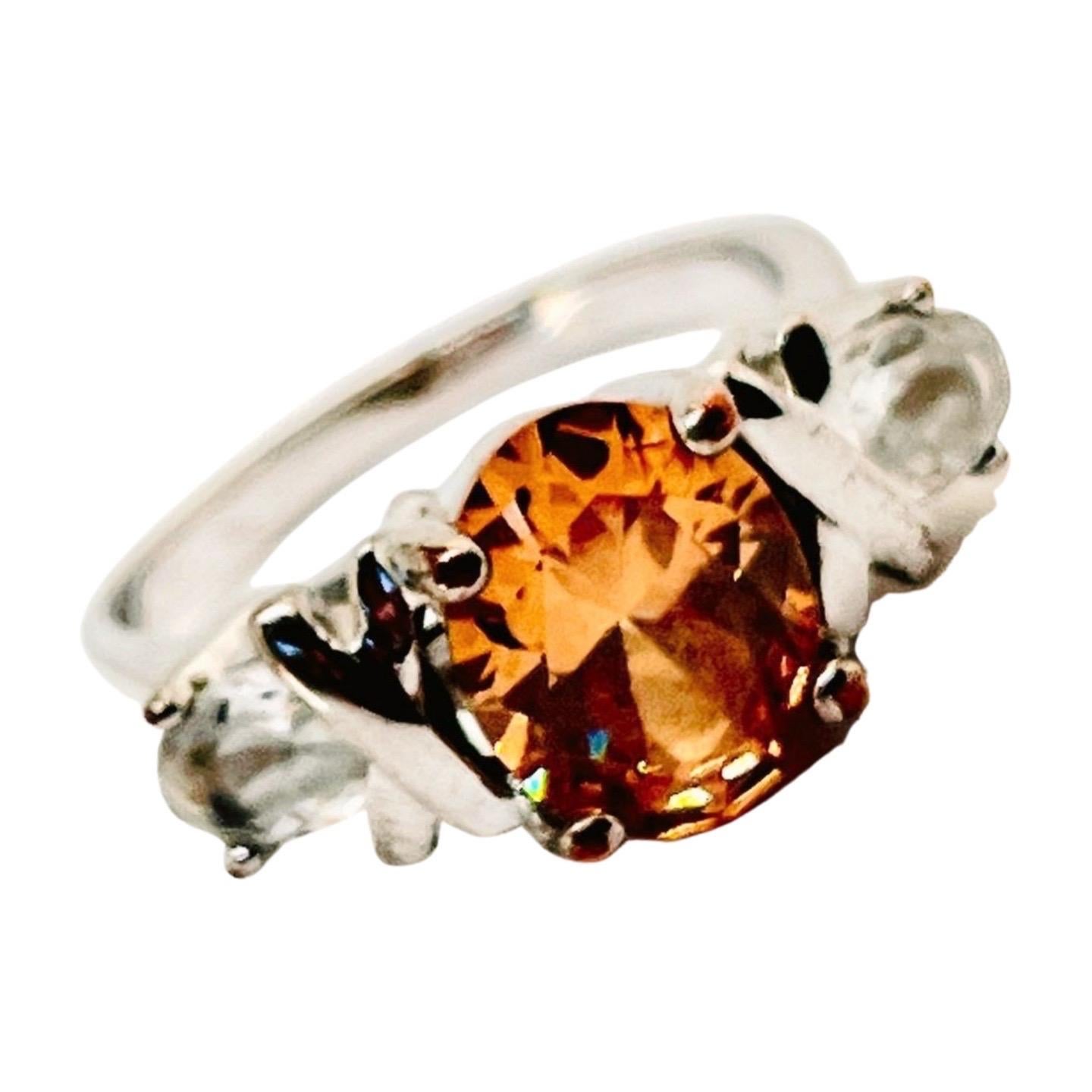 Moderno Anello XO vintage in arancione caldo e CZ trasparenti, montatura Hug & Kiss in ottone, misura 7,25 in vendita
