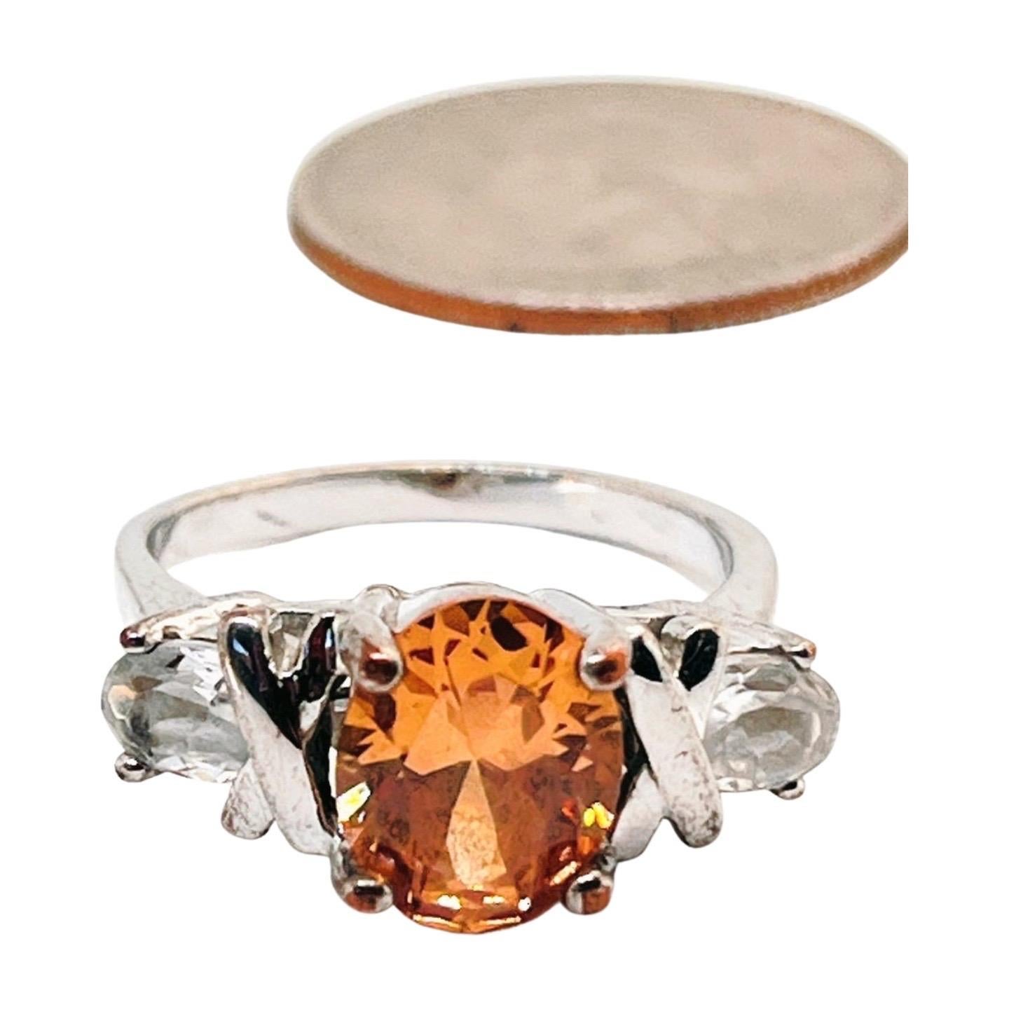 Taglio ovale Anello XO vintage in arancione caldo e CZ trasparenti, montatura Hug & Kiss in ottone, misura 7,25 in vendita