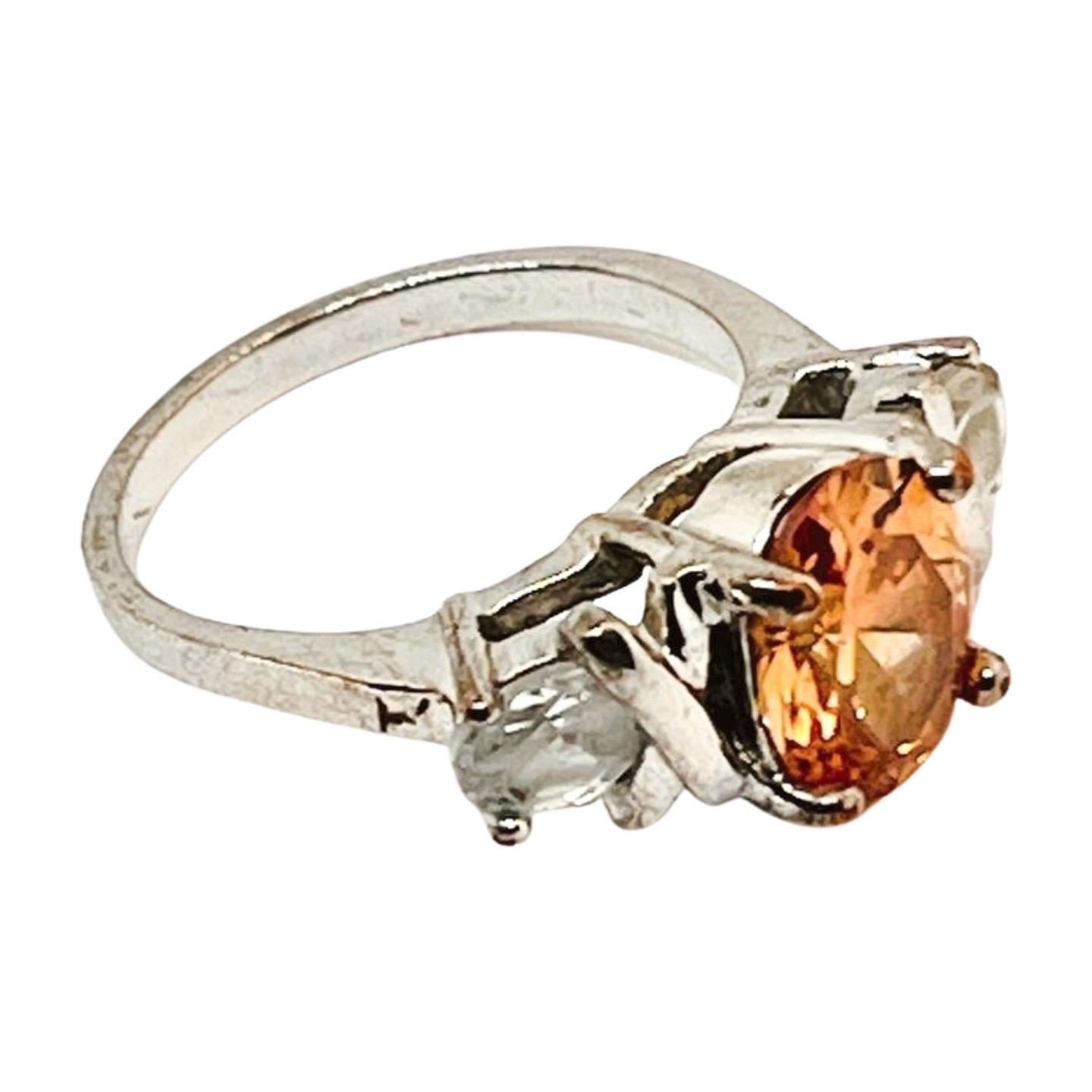 Anello XO vintage in arancione caldo e CZ trasparenti, montatura Hug & Kiss in ottone, misura 7,25 In condizioni buone in vendita a Lynnwood, WA