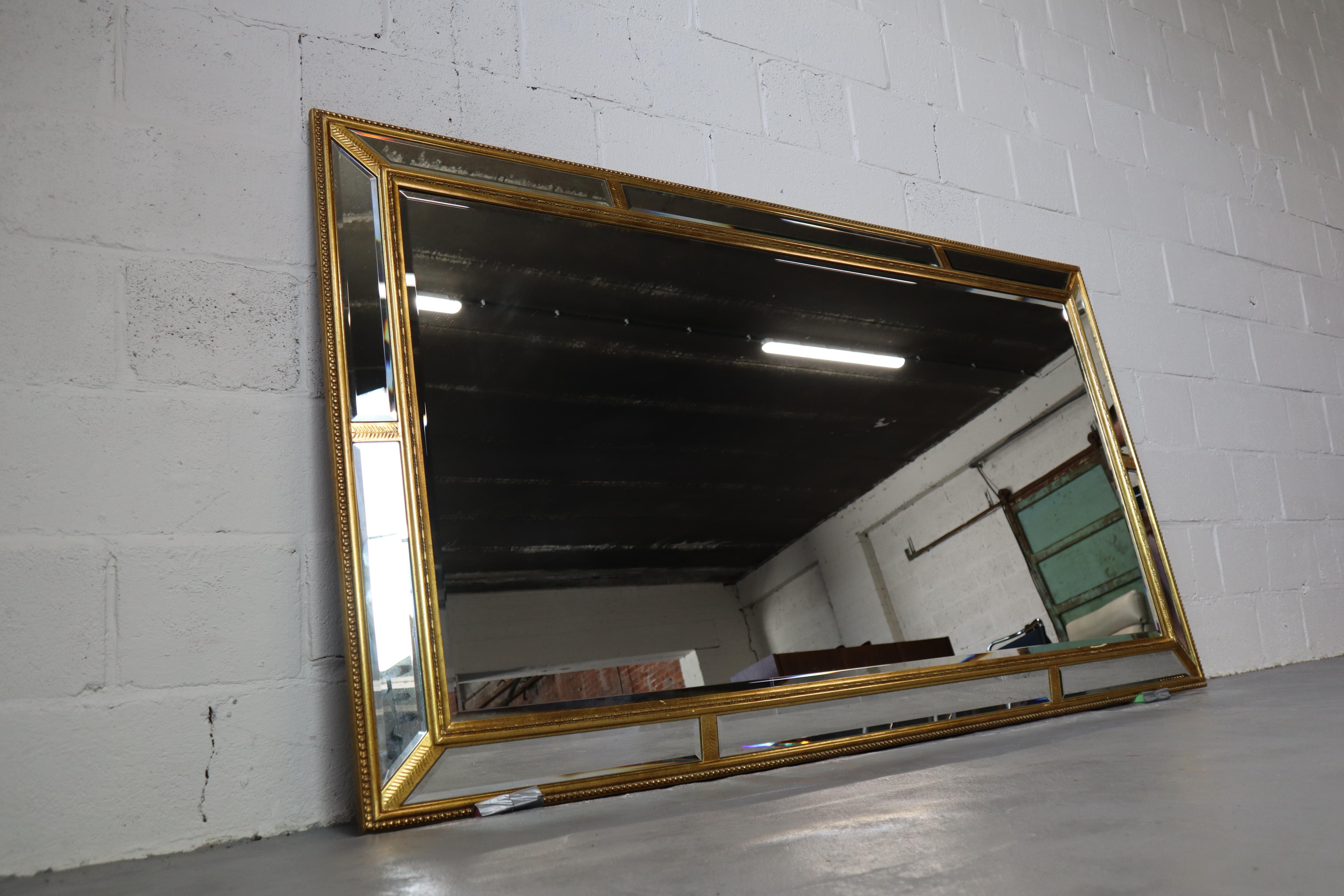 Vintage XXL facettierter Luxus-Spiegel mit vergoldetem Rahmen von Deknudt! Der Spiegel kann sowohl vertikal als auch horizontal verwendet werden. Deknudt ist bekannt für seine qualitativ hochwertigen Spiegel.
Der Spiegel passt sowohl in ein