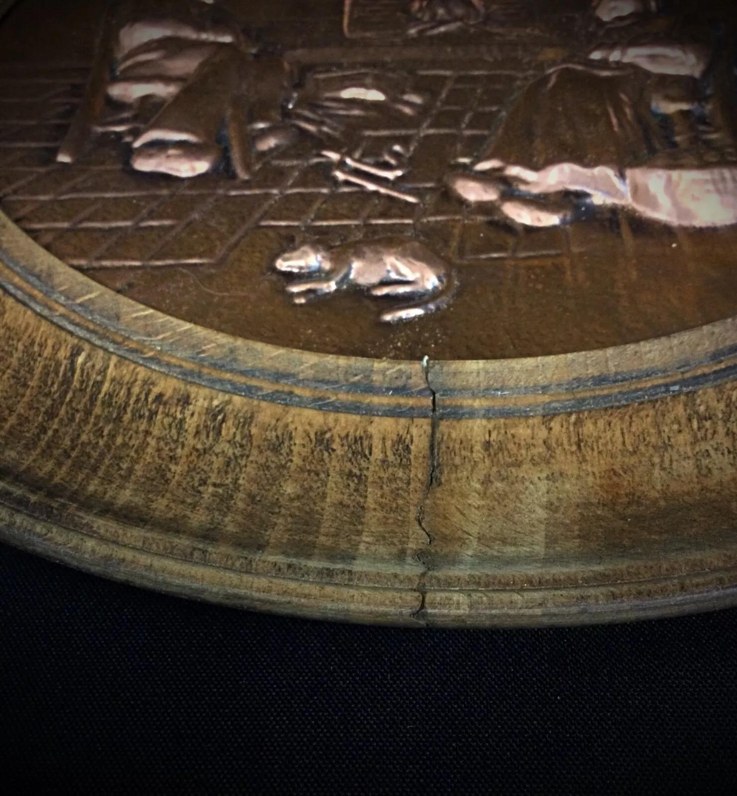 Cette exquise plaque murale du XXe siècle présente des bas-reliefs complexes réalisés en cuivre véritable, sur fond de bois massif. Signée par le célèbre artiste français Sénécal, cette pièce décorative est un ajout captivant à tout décor