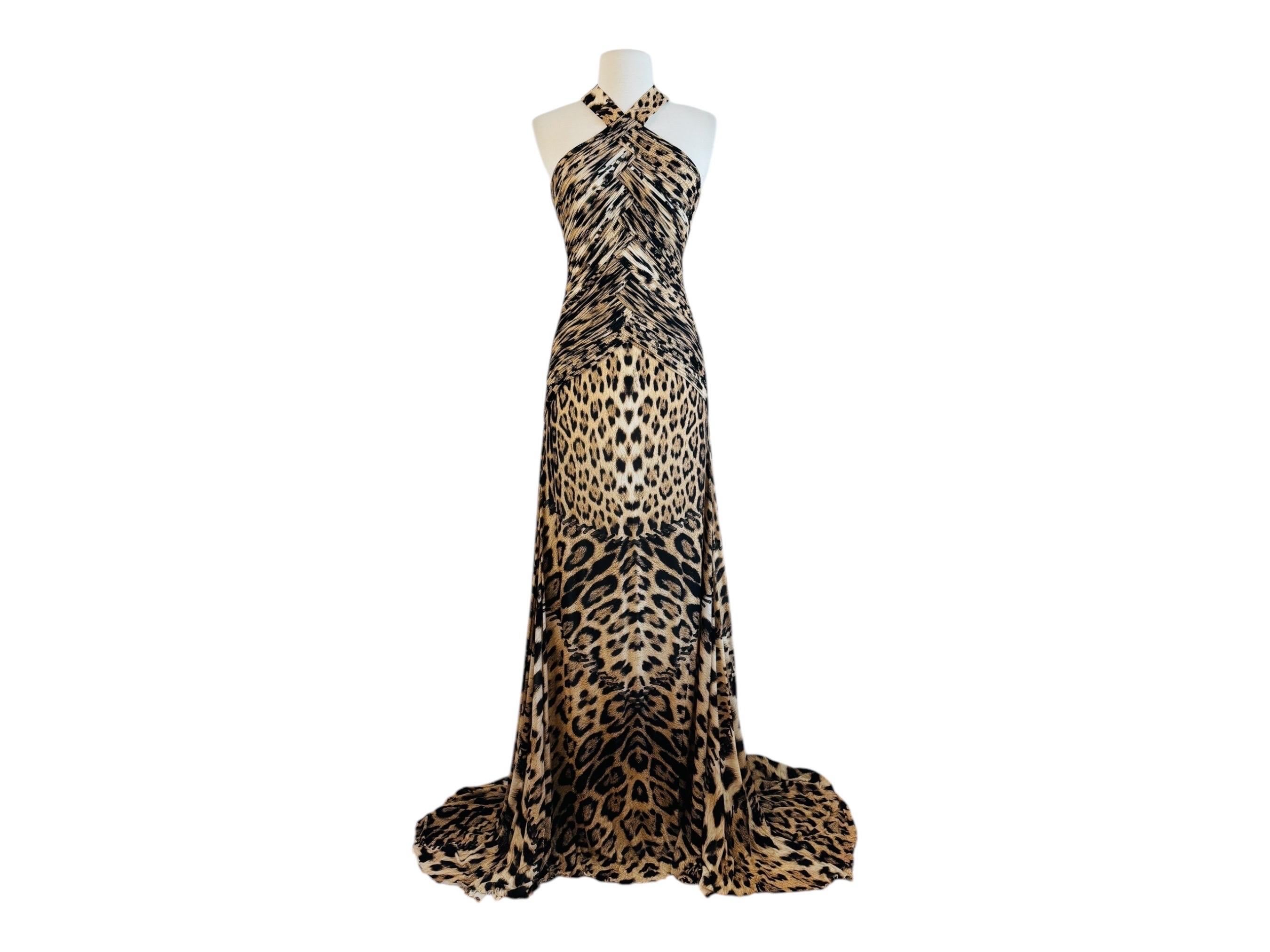 Favoloso abito leopardato Roberto Cavalli degli anni 2000
Tessuto elasticizzato in rayon e seta con un'audace stampa leopardata oversize e dettagli a punto metallico.
Scollo halter
Corpetto aderente con dettagli in tessuto arricciato
Gonna lunga e