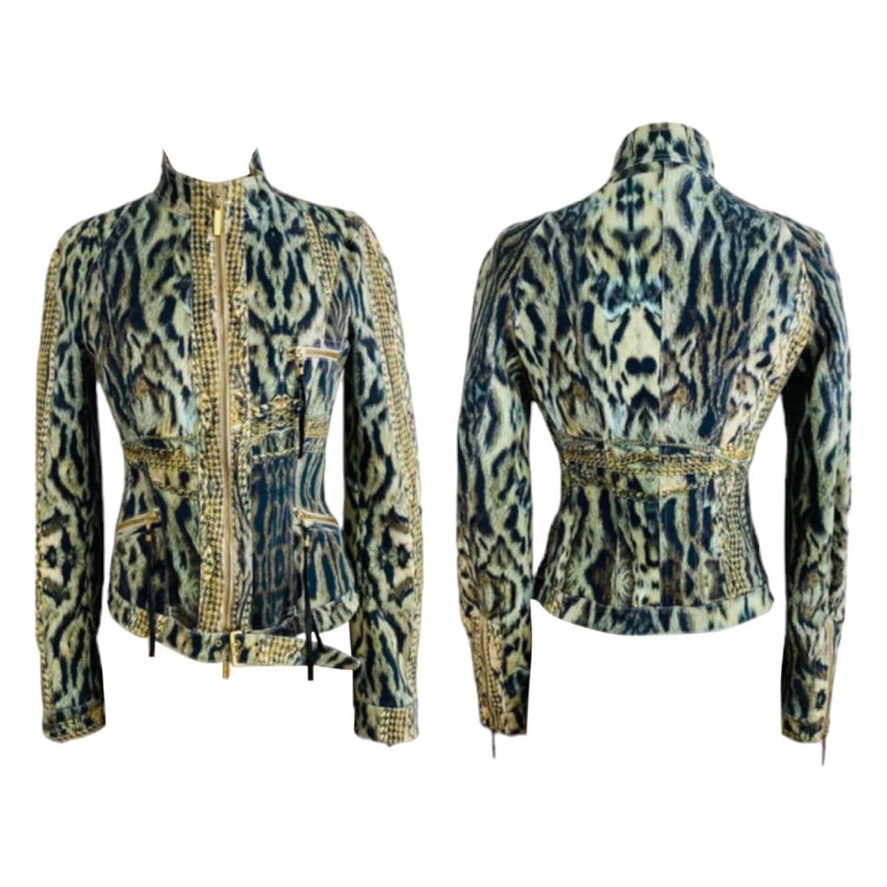 Fabuleuse veste léopard Roberto Cavalli 2003
Veste de style moto
Imprimé léopard audacieux + chaîne dorée
Tissu en coton extensible
Encolure haute
Style moto ajusté
Matériel doré
Fermeture à glissière sur le devant
Poches zippées avec pompons en
