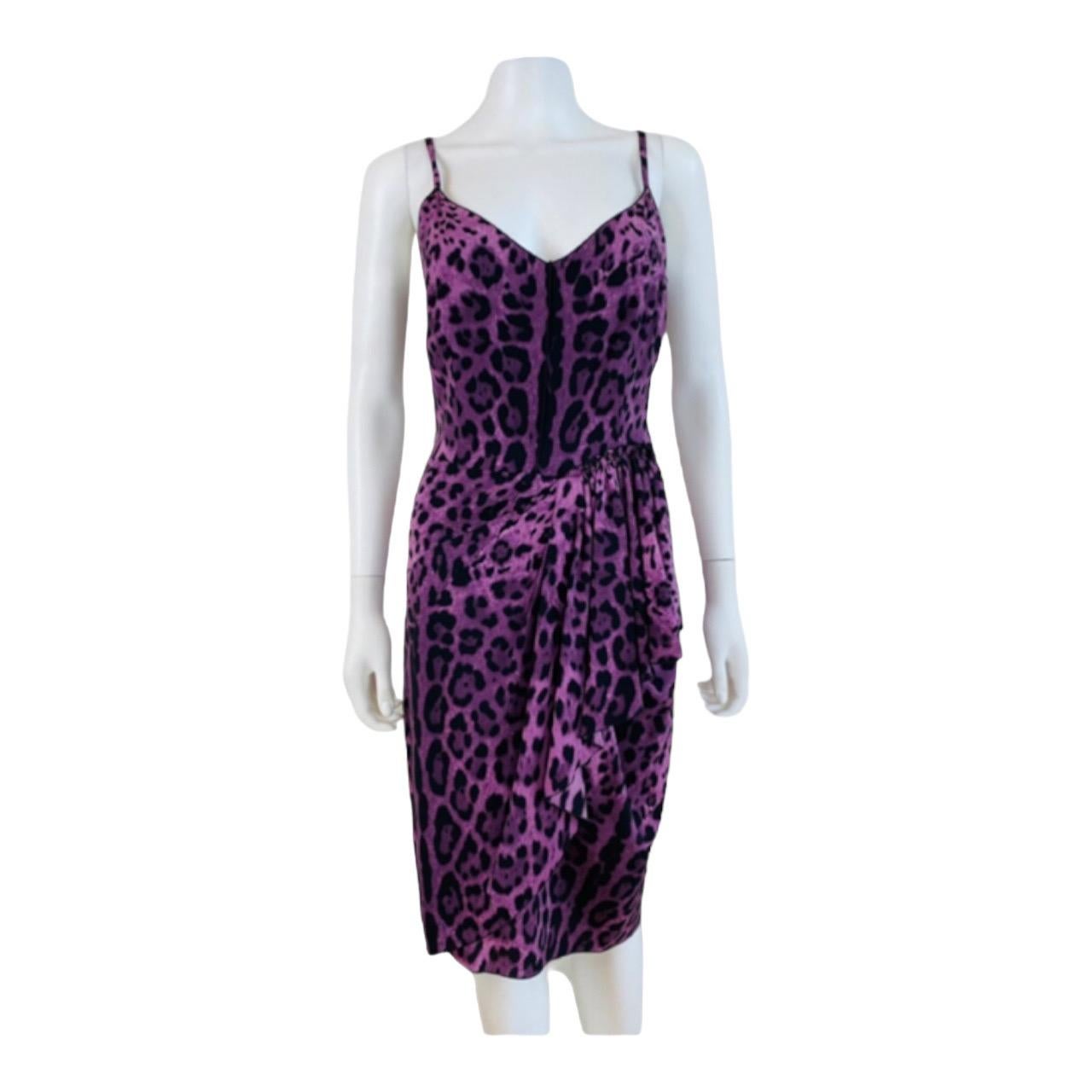 Vintage Y2K Dolce + Gabbana Silk Purple Leopard Animal Print Fitted Dress In Excellent Condition For Sale In Denver, CO