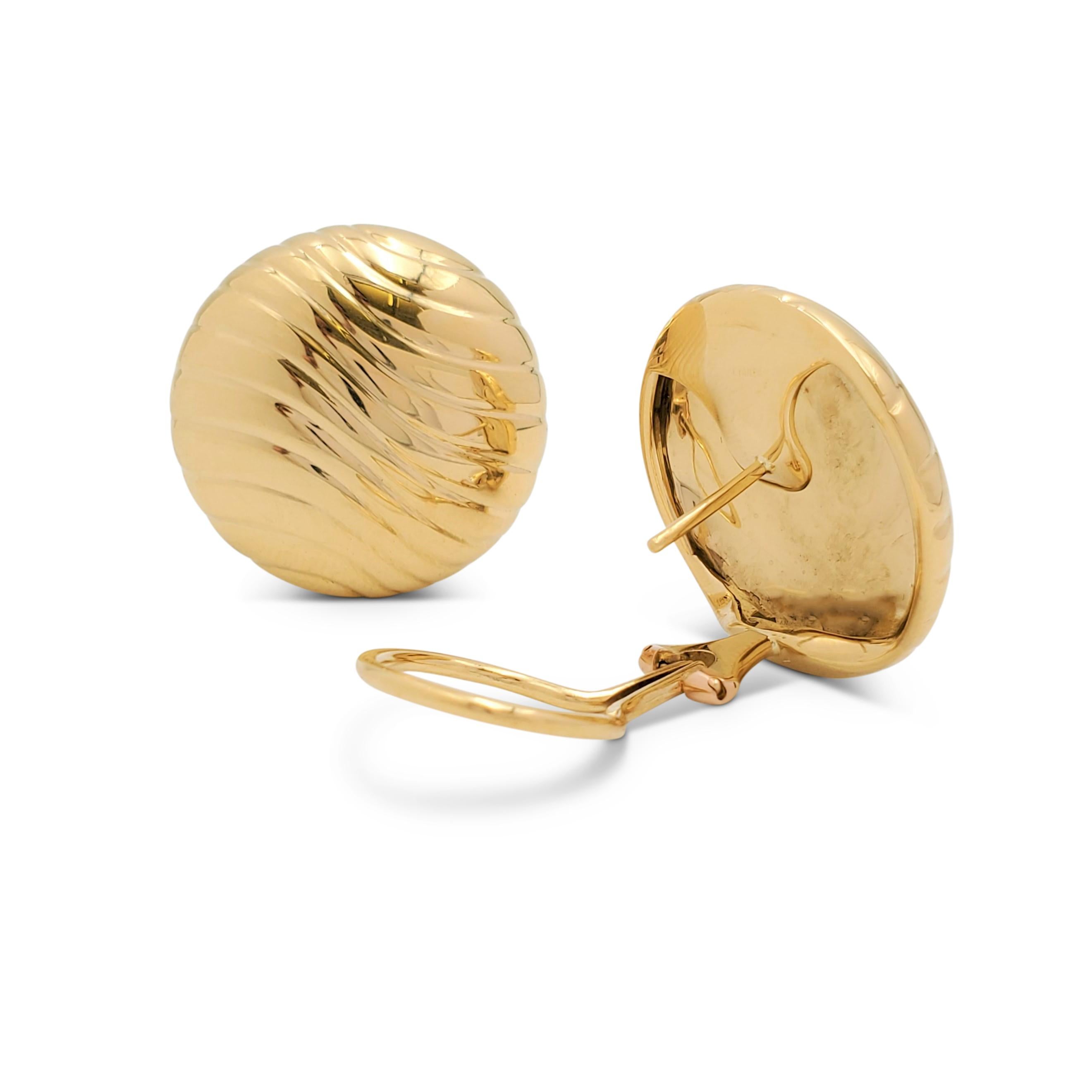 Vintage Yanes Yellow Gold Button Earrings In Excellent Condition In New York, NY