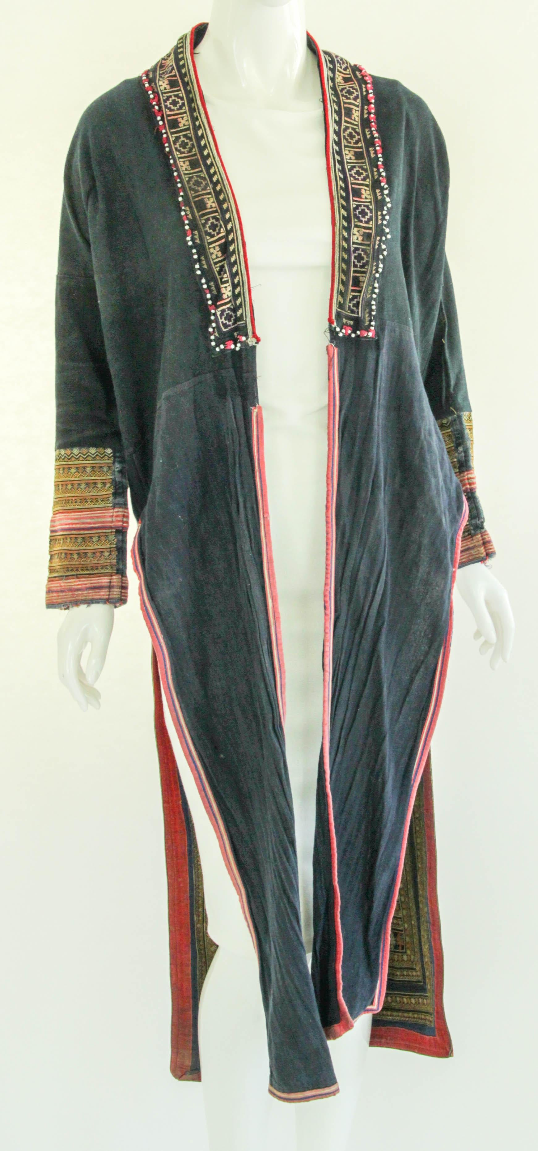 Chaqueta Yao Vintage  c. 1960s, 
Túnica de mujer Dao o Yao/ Mien.
Acentuada con paneles de bordados multicolores alrededor del escote, las mangas y la espalda.
Bordado, aplique chaqueta larga o bata.
Las chaquetas tradicionales Yao de época, que