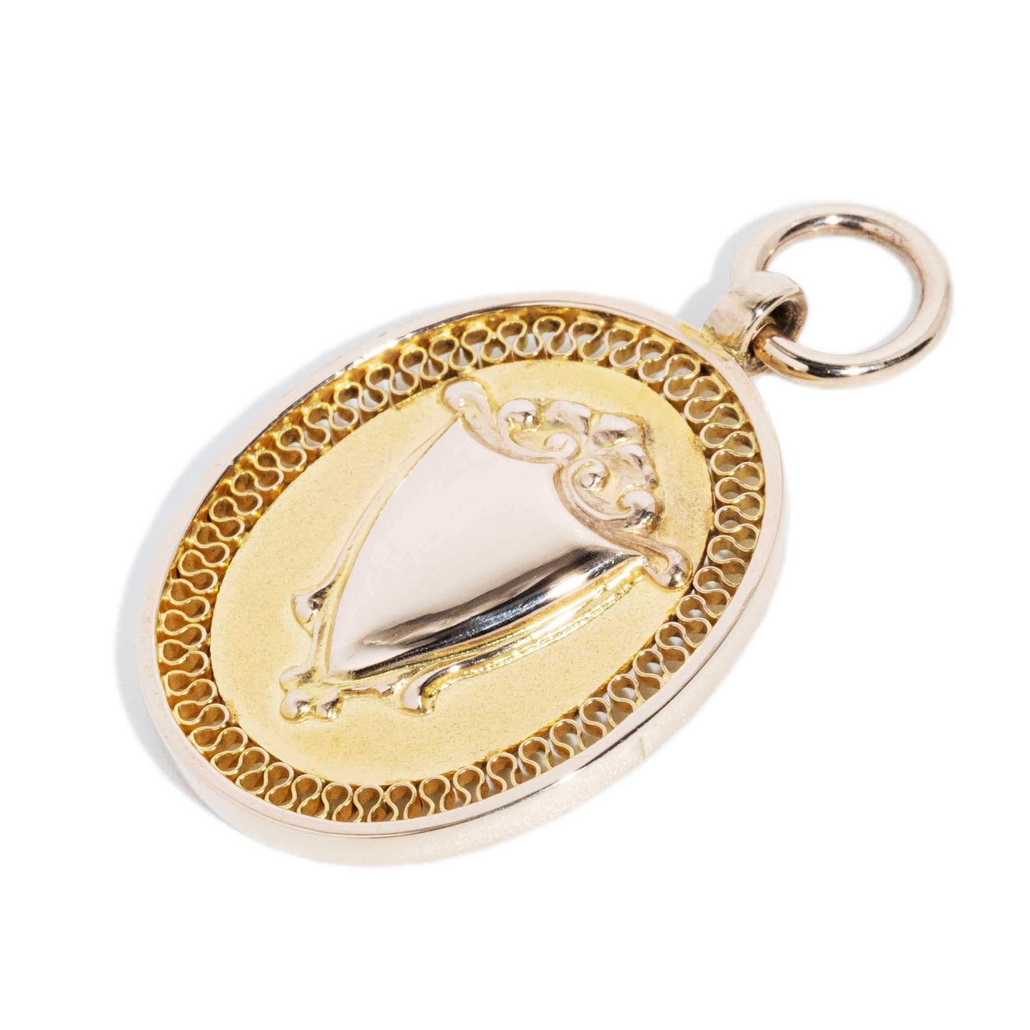 Moderne Pendentif vintage de l'année 1932 en or jaune 9 carats avec bouclier ovale en vente