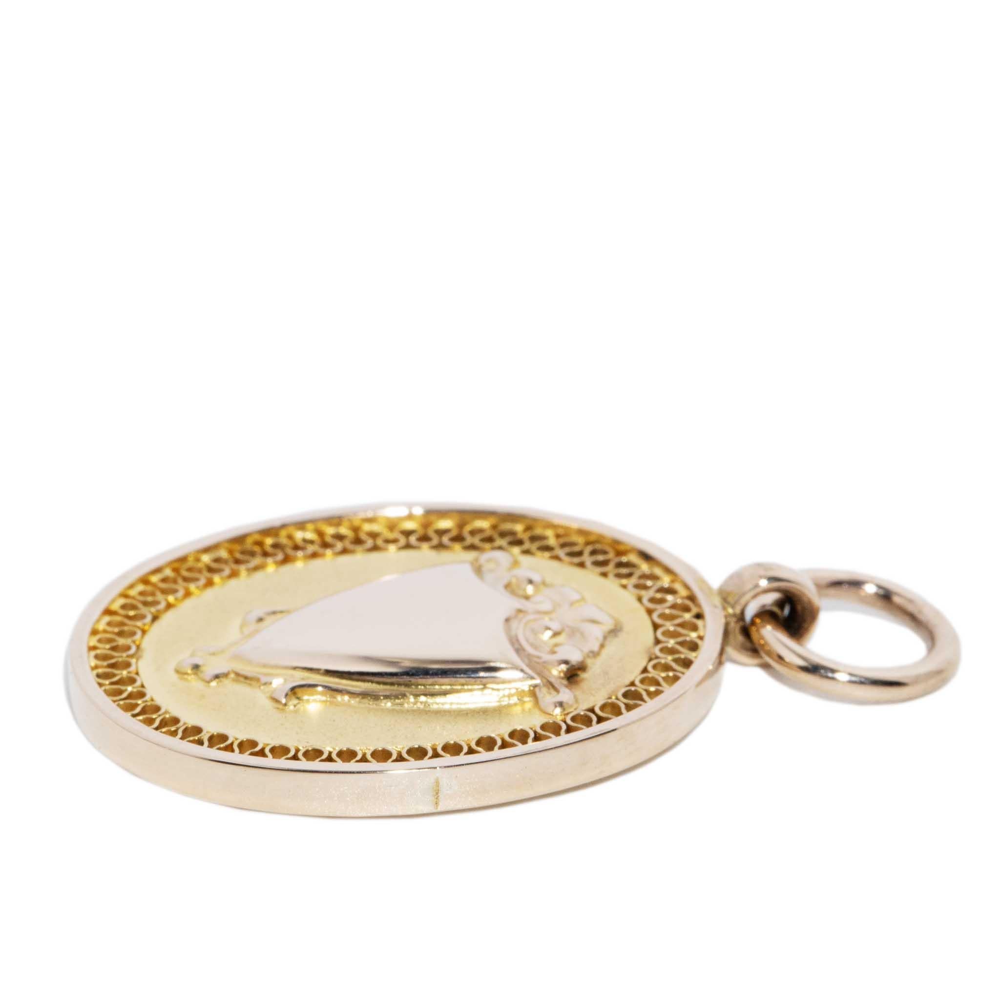 Pendentif vintage de l'année 1932 en or jaune 9 carats avec bouclier ovale Bon état - En vente à Hamilton, AU