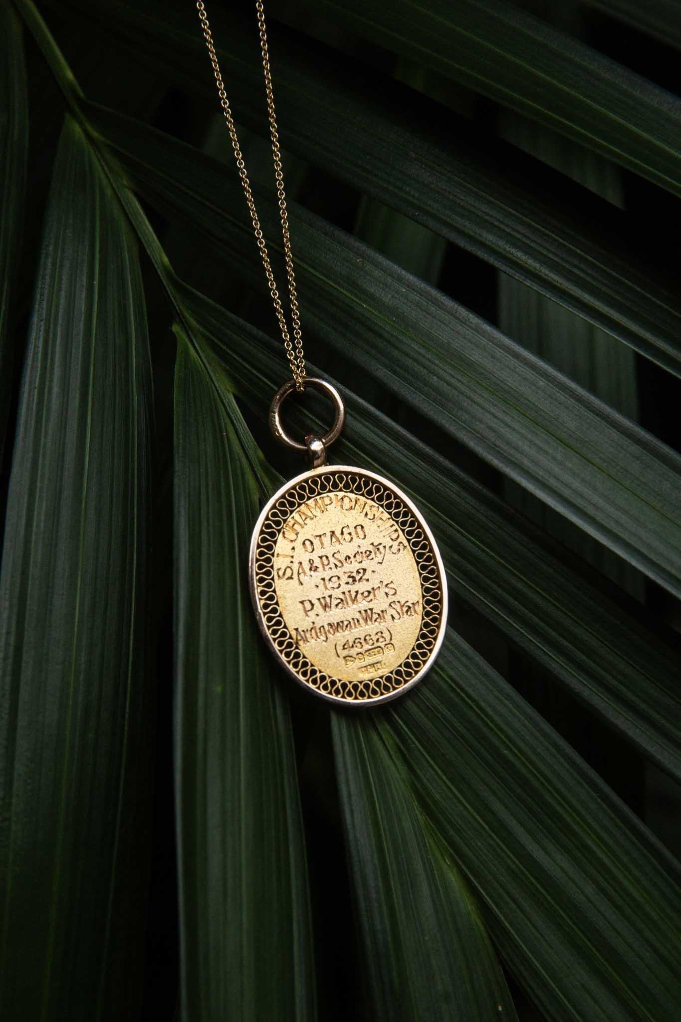 Pendentif vintage de l'année 1932 en or jaune 9 carats avec bouclier ovale Pour femmes en vente