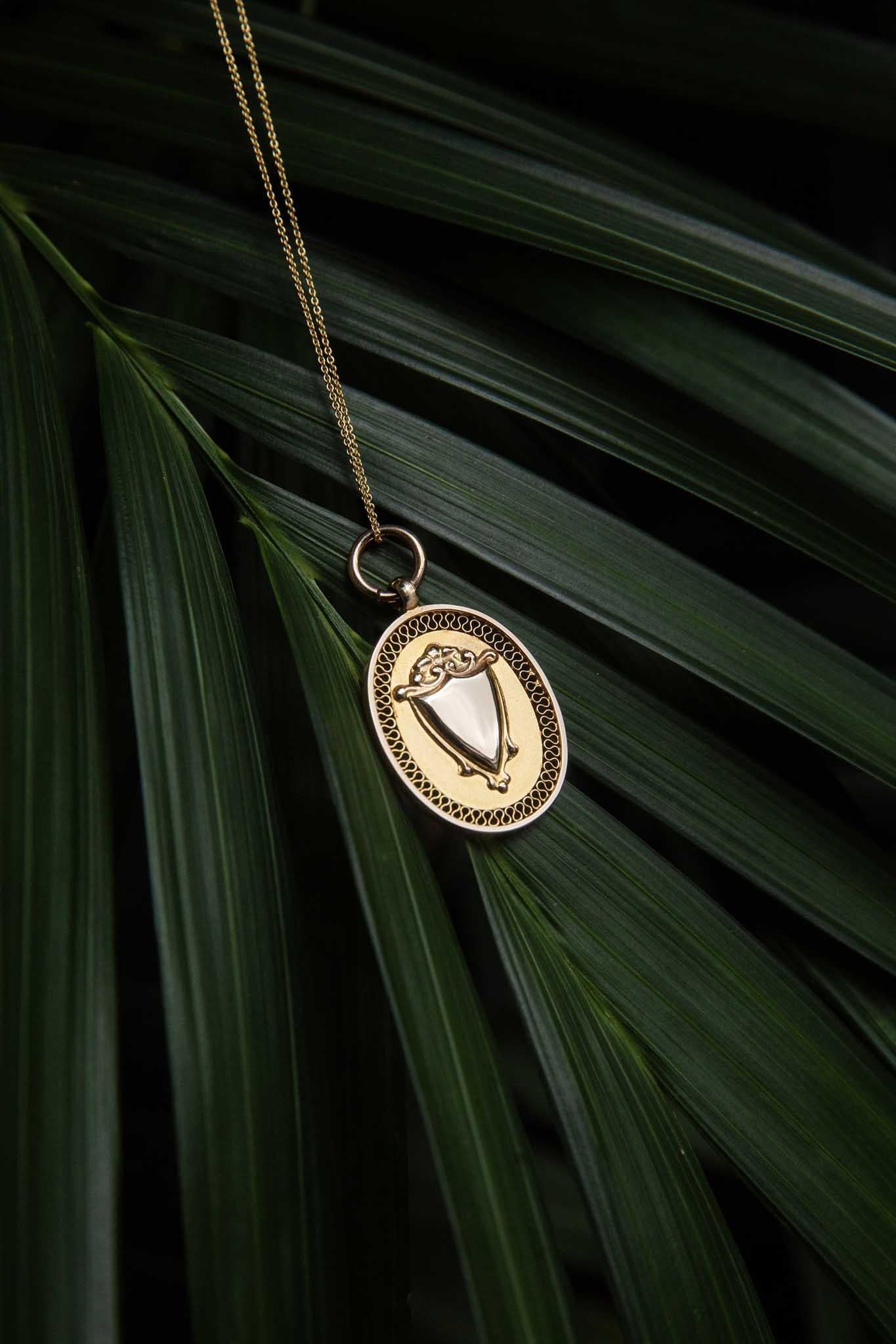 Pendentif vintage de l'année 1932 en or jaune 9 carats avec bouclier ovale en vente 2