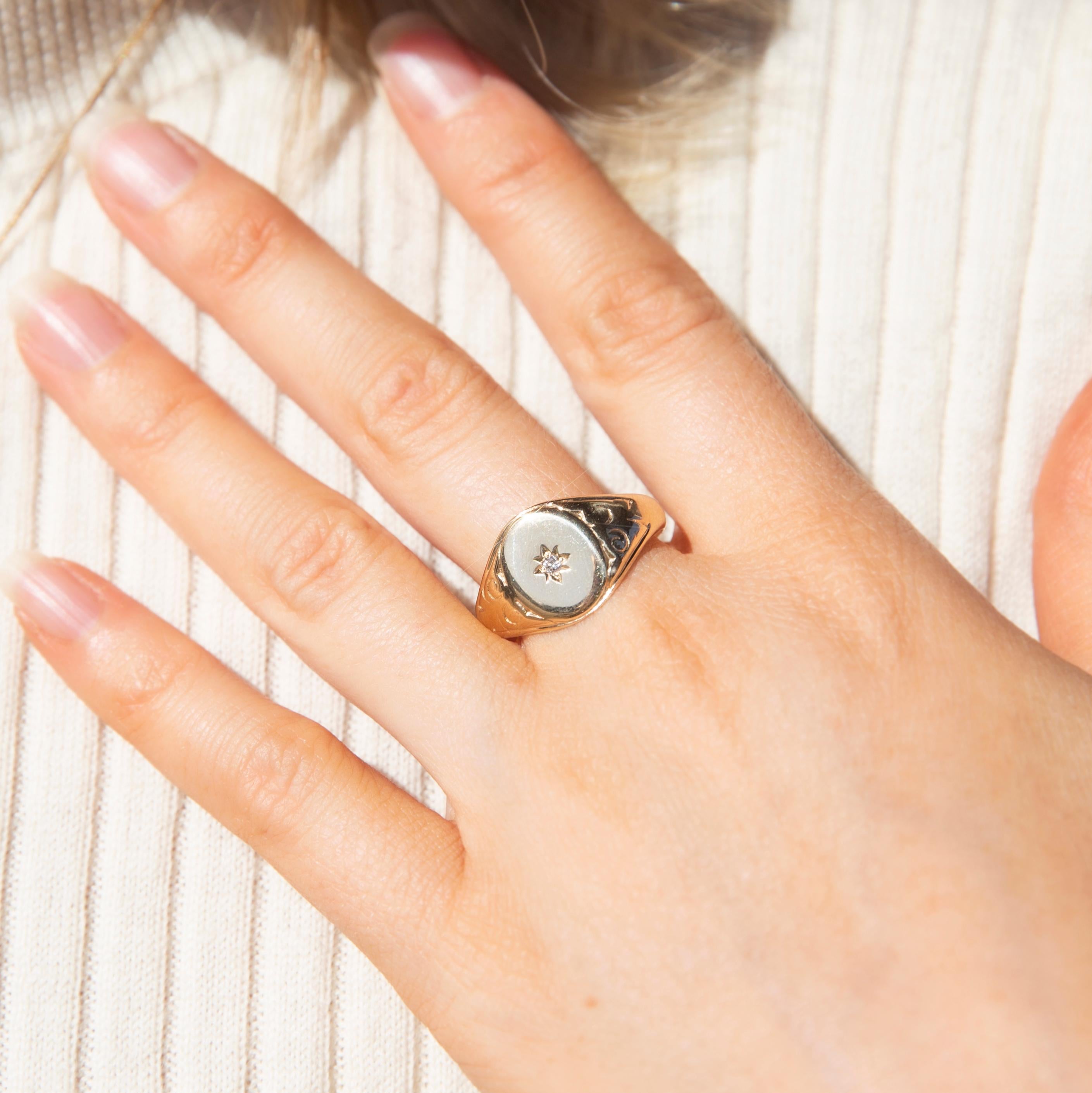 Vintage Year 1974 Hallmarked Star Set Diamond Signet Ring 9 Carat Yellow Gold In Good Condition In Hamilton, AU