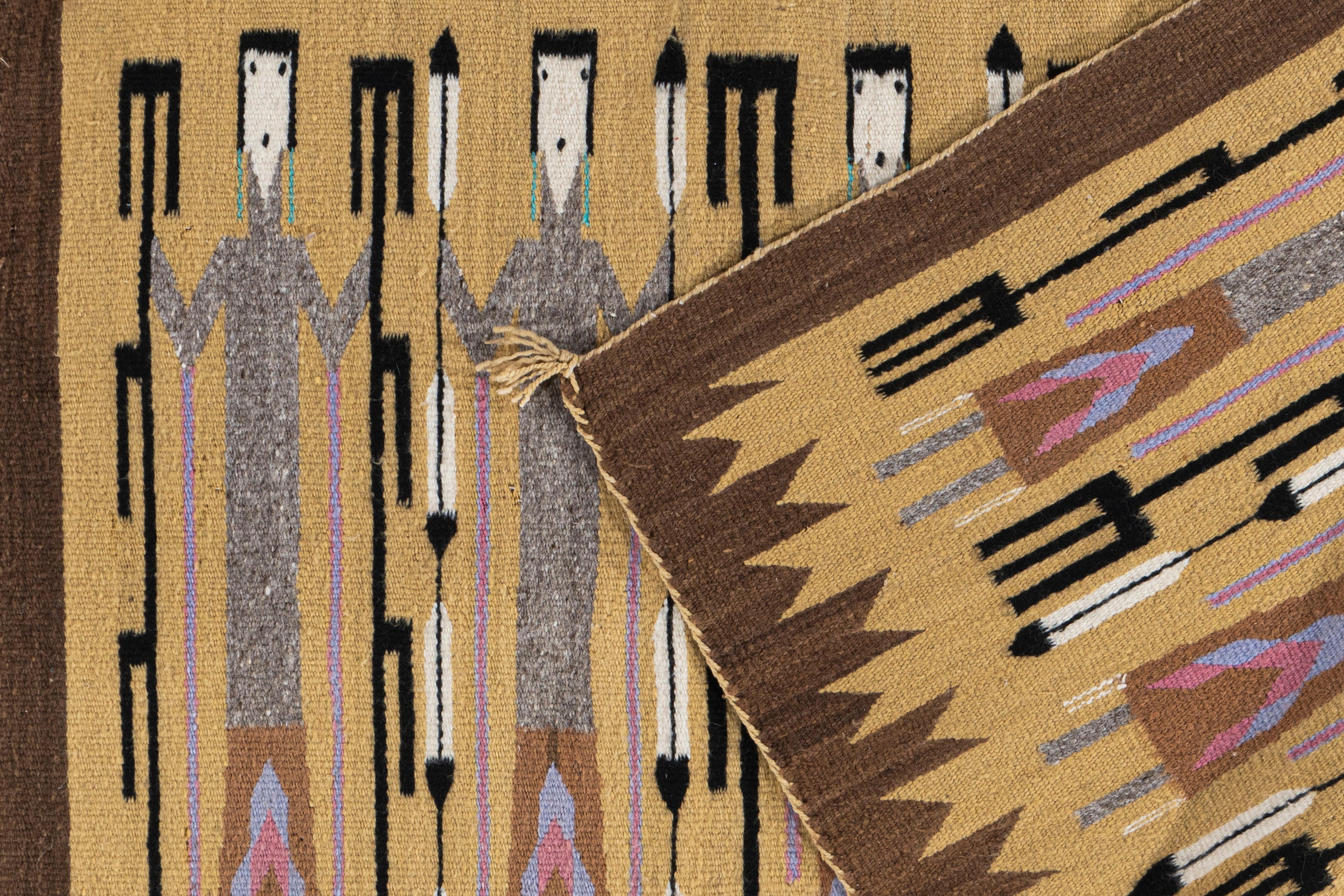 Tappeto vintage Yei Navajo 3' X 4'2. Tanto alla moda quanto da collezione, i tappeti tradizionali Navajo, abilmente tessuti dai membri della tribù dei nativi americani Navajo, sono simili ai Kilim e costruiti con tecniche simili e antiche. Questo