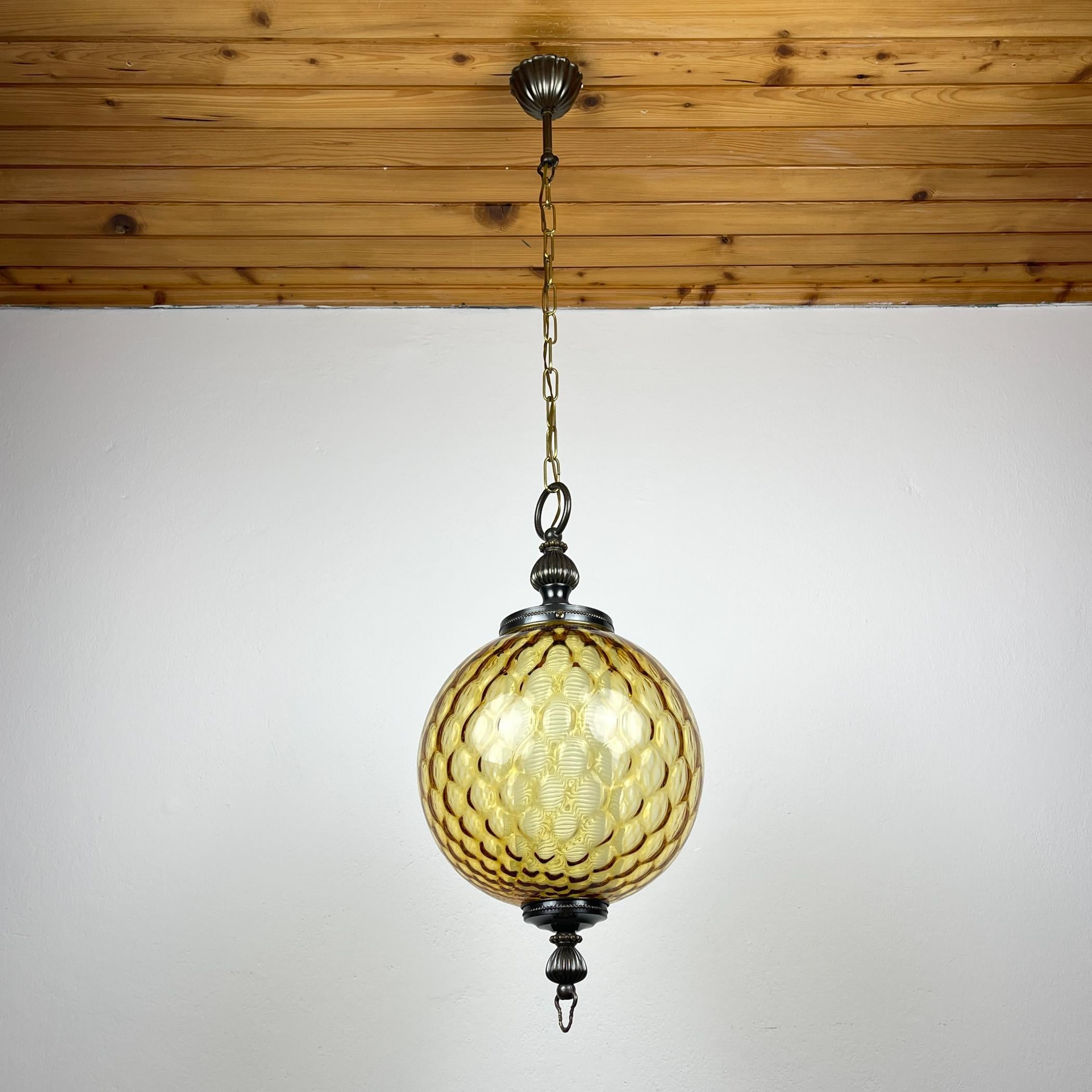 Vintage yellow murano ball pendant lamp made in Italy in the 1970s.
The lamp consists of an amber ball with a white corrugated glass bulb inside.

Good vintage condition. There is a small crack on the glass.

Dimensions:
Width: 26 cm / 10