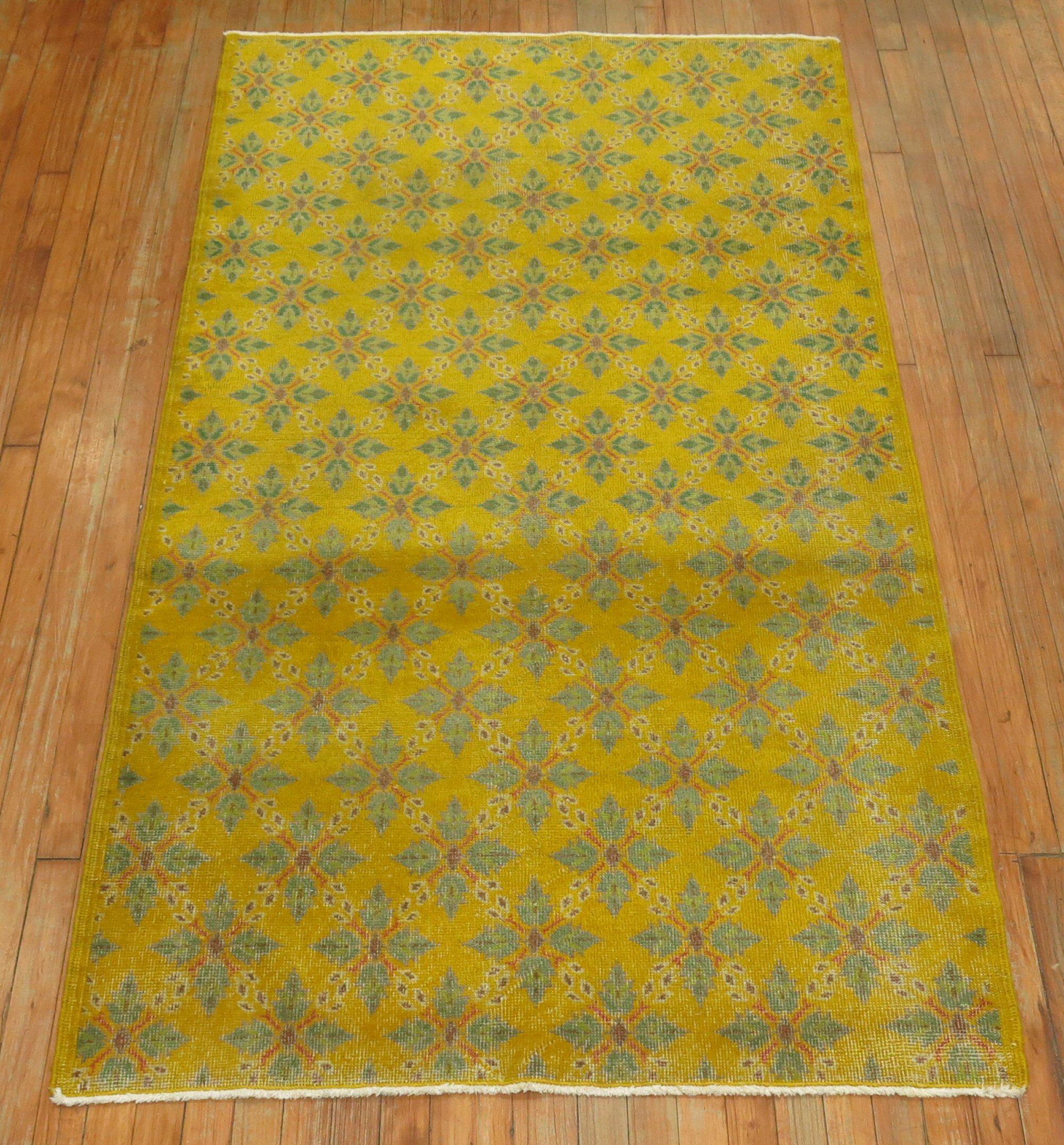 Gelber anatolischer Vintage-Teppich im Angebot 3