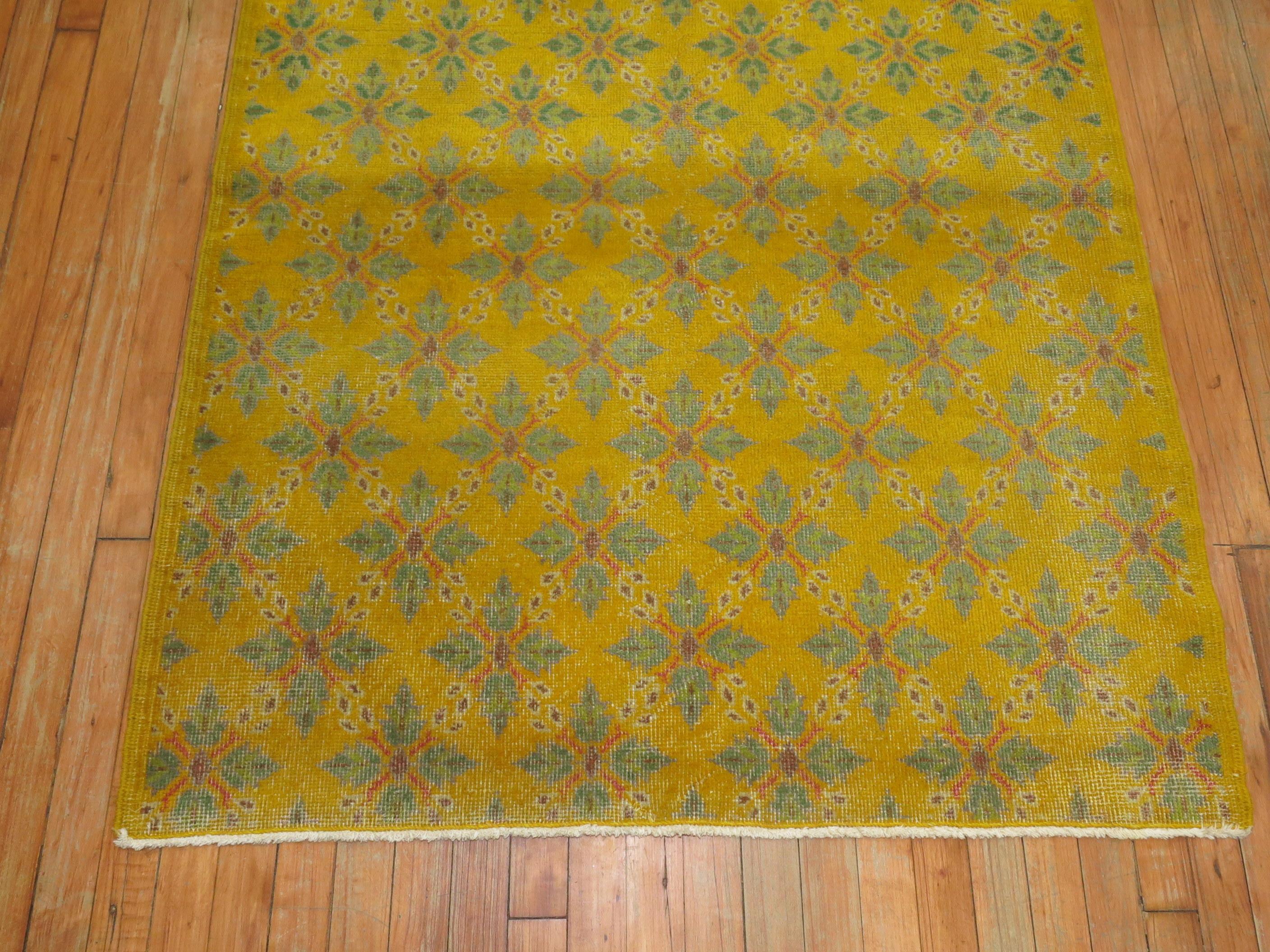 Gelber anatolischer Vintage-Teppich im Zustand „Gut“ im Angebot in New York, NY