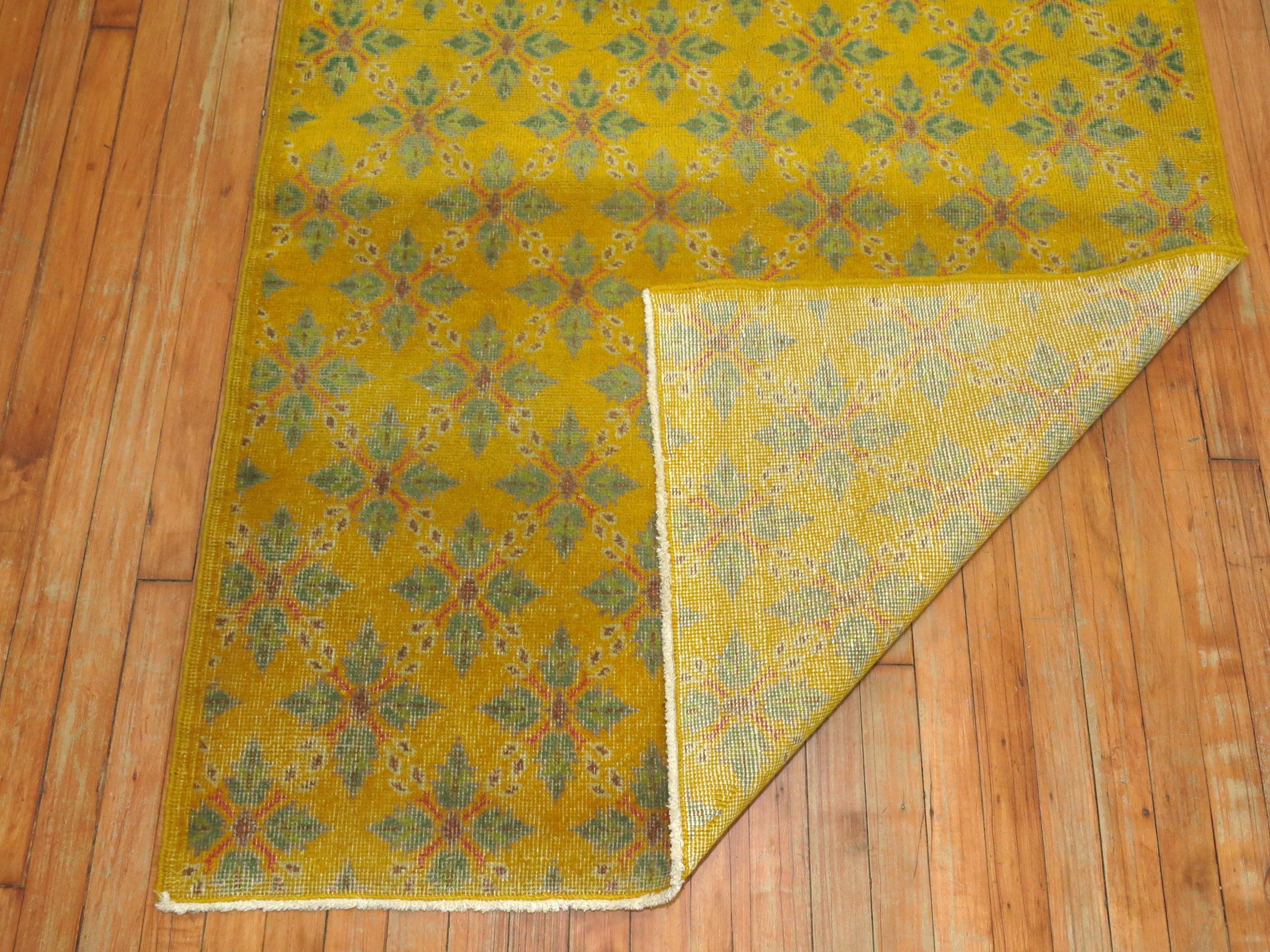 Gelber anatolischer Vintage-Teppich im Angebot 1