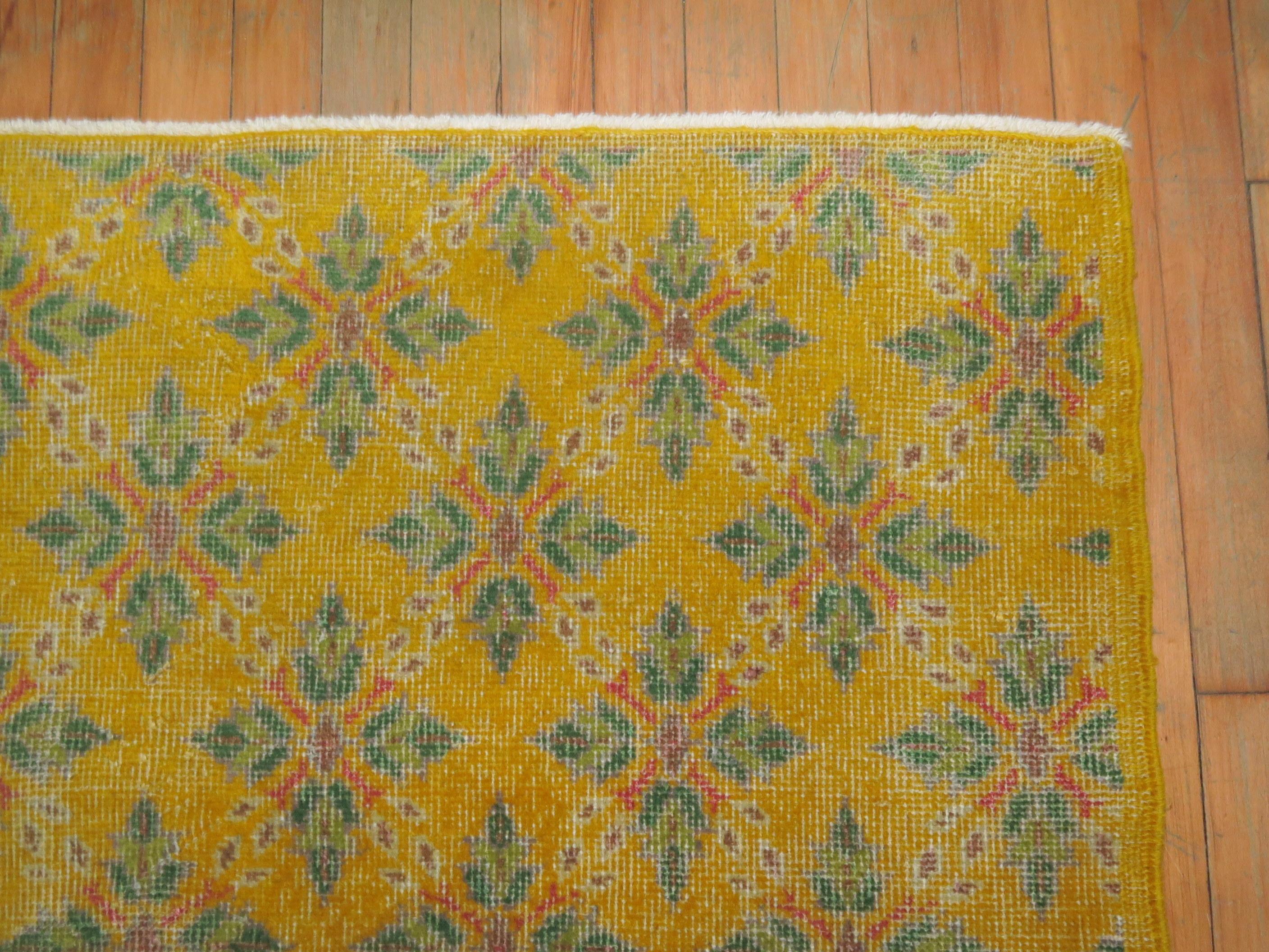 Gelber anatolischer Vintage-Teppich im Angebot 2