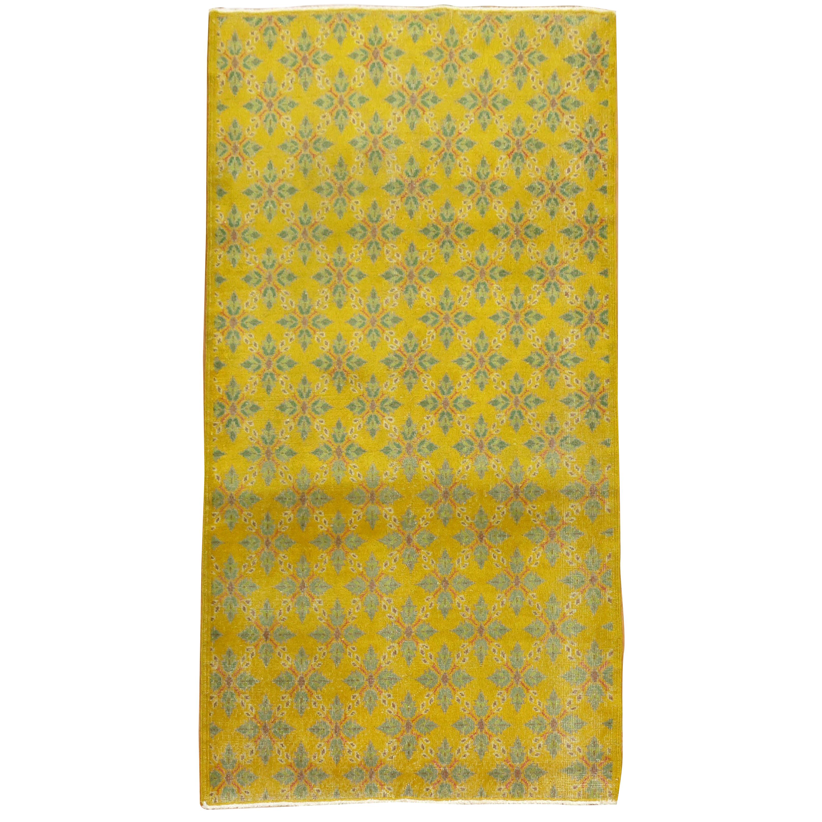 Gelber anatolischer Vintage-Teppich im Angebot