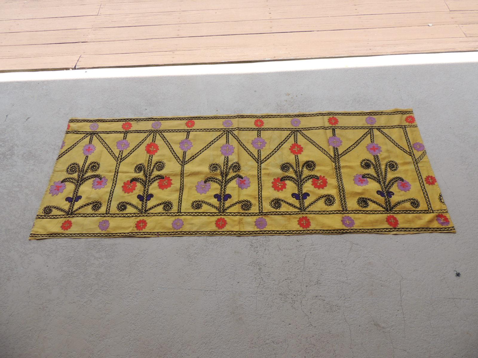 Gelb und schwarz besticktes Suzani-Textilpaneel im Vintage-Stil.
Darstellung von Blumen und Spaliermuster. In den Farbtönen Zitronengelb, Schwarz, Orange, Rot, Blau und Rosa.
Stickerei Seide auf Seide.
Verkauft wie es ist: (Flecken sind vom